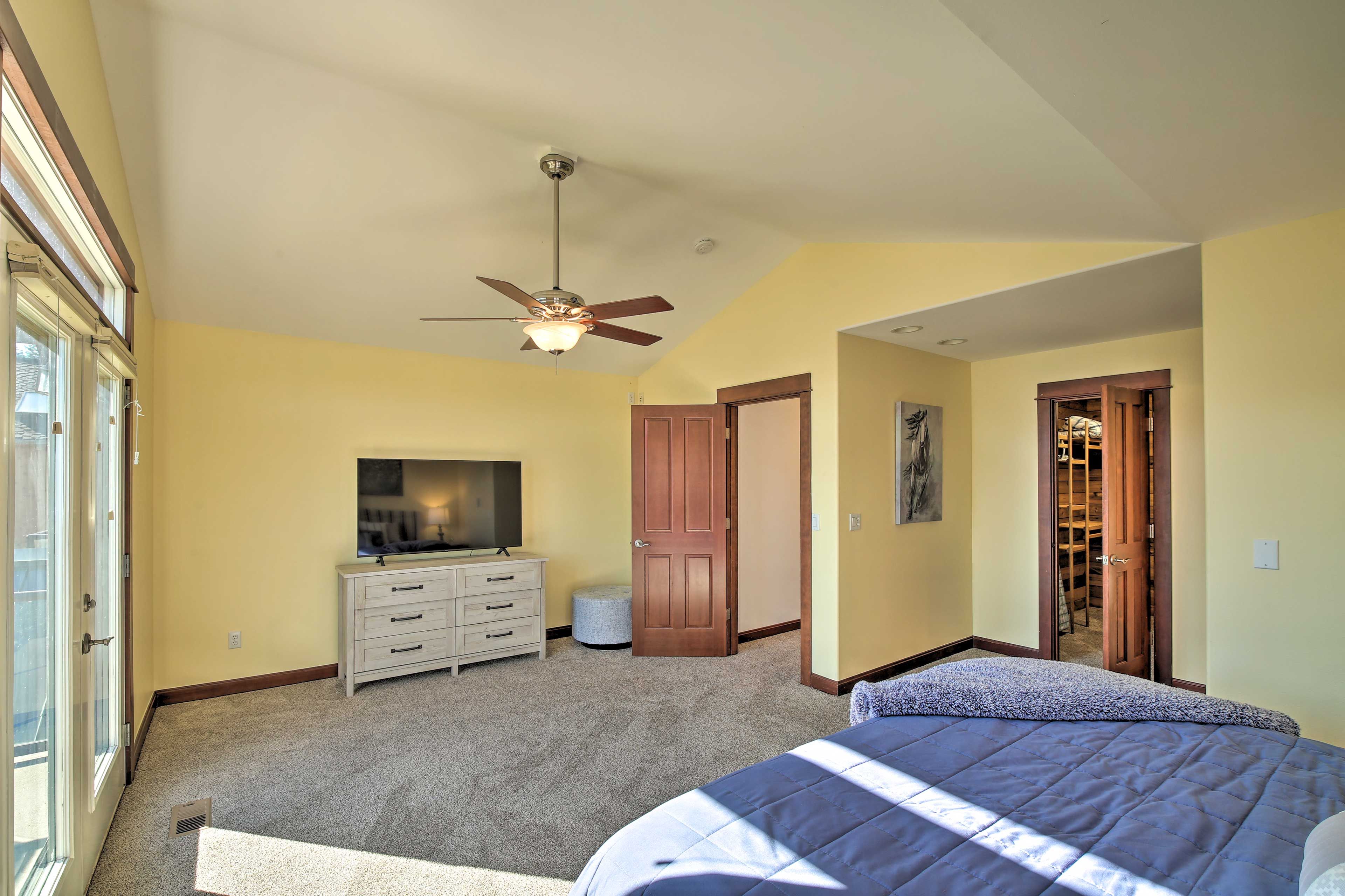 Bedroom 1 | Smart TV