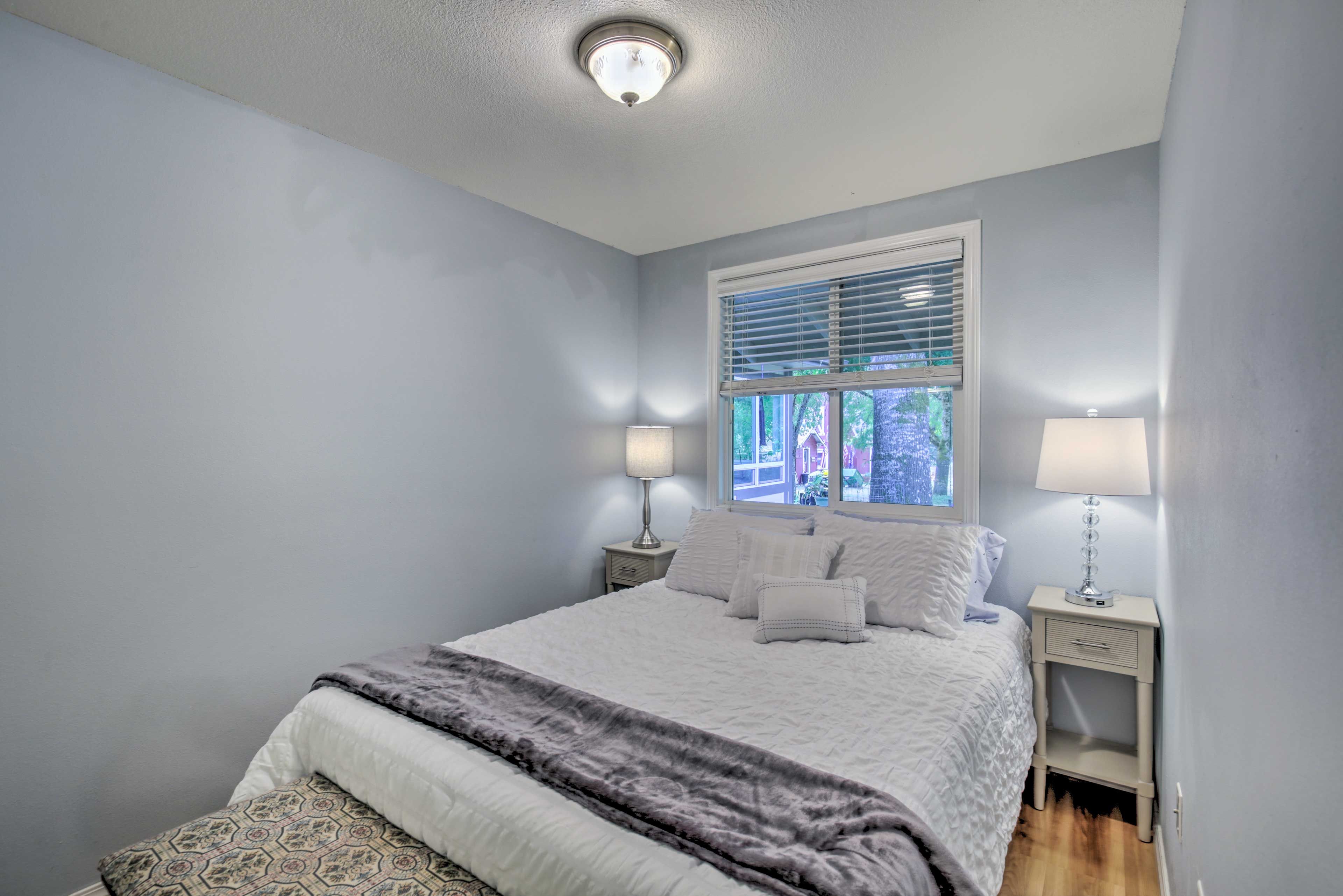 Bedroom | Queen Bed | Linens Provided