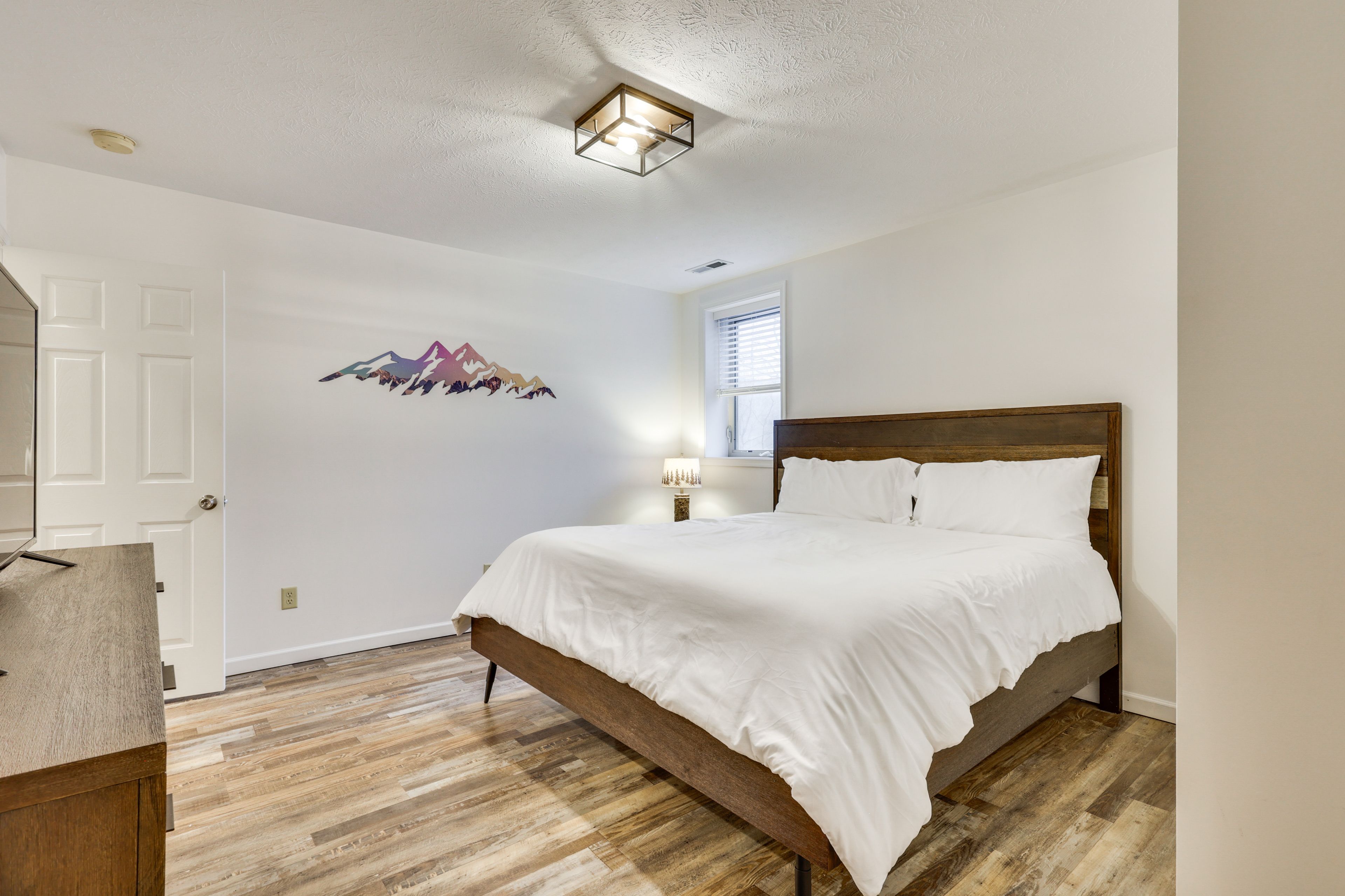 Bedroom 3 | King Bed | 1st Floor
