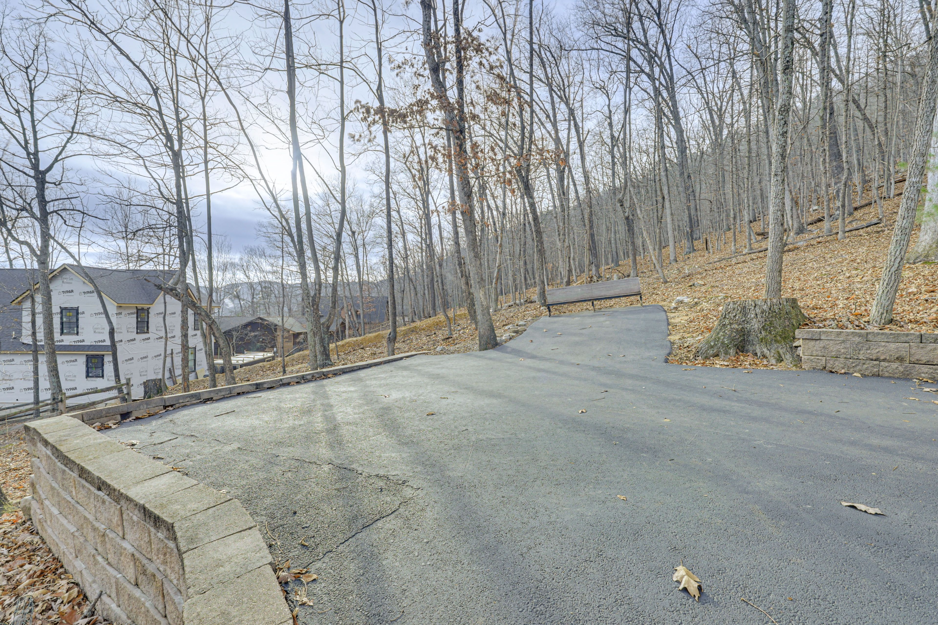 Exterior | Parking | Driveway (6 Vehicles)