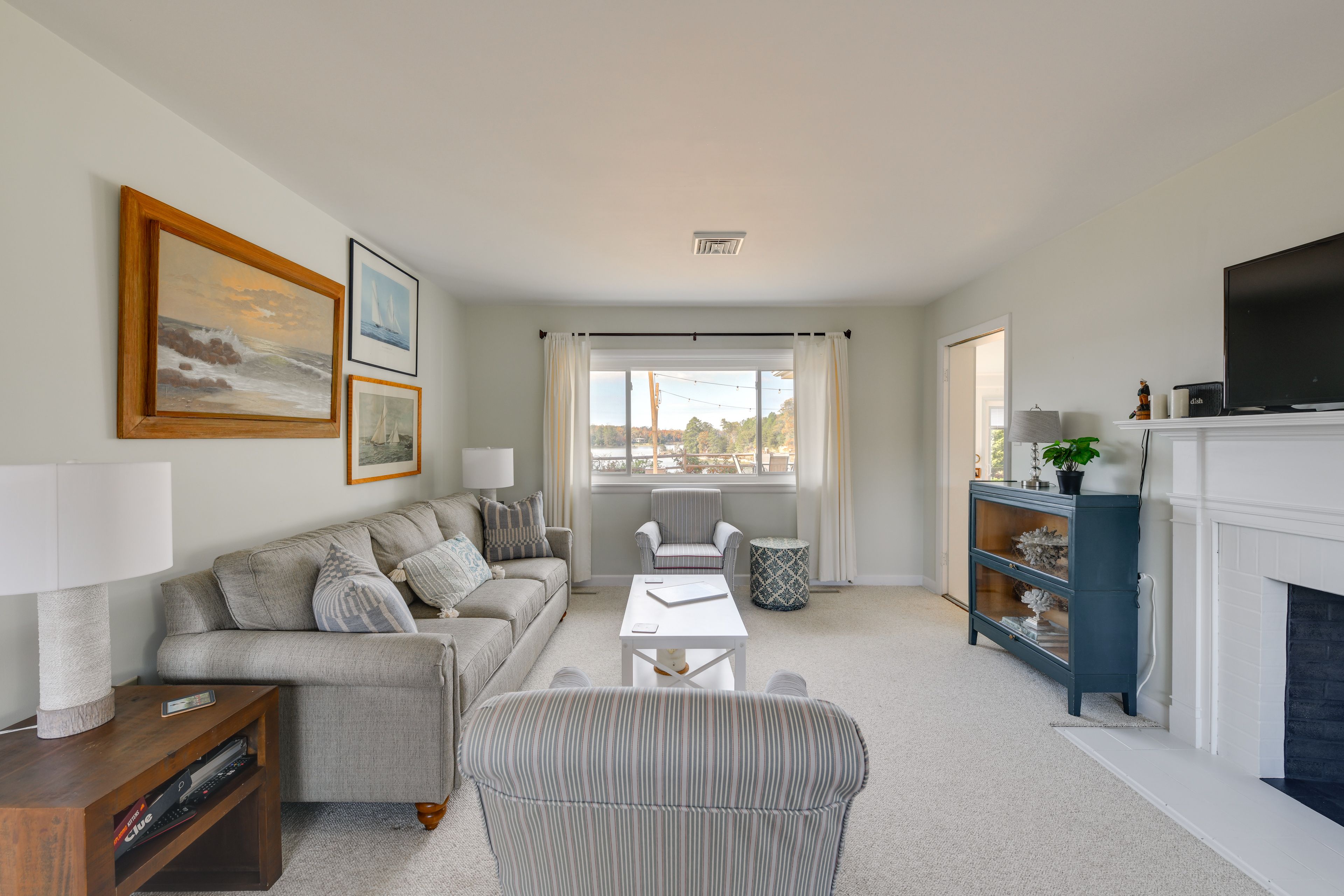 Living Room | Central AC & Heating | Cable TV