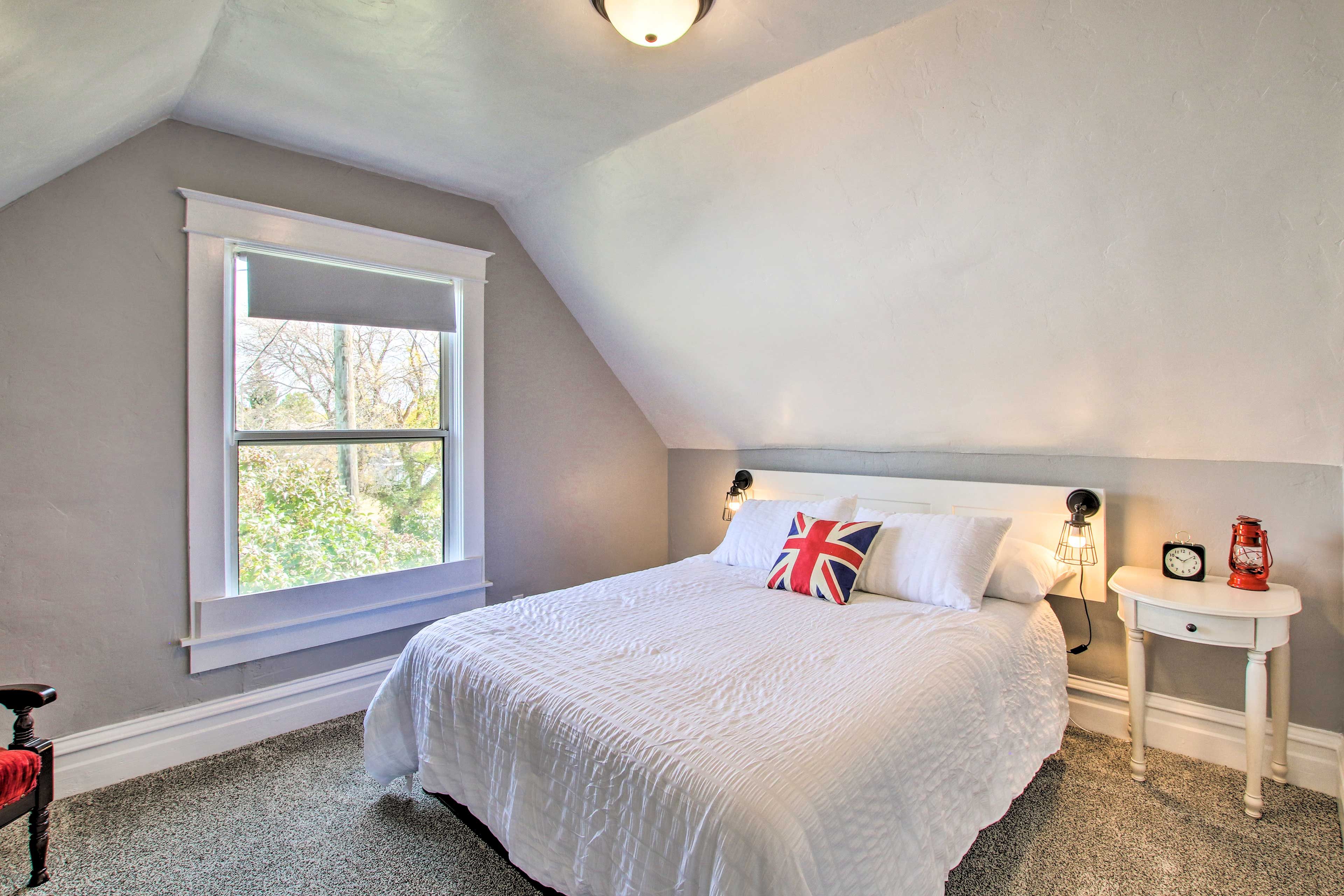 Bedroom 2 (London Room) | Queen Bed