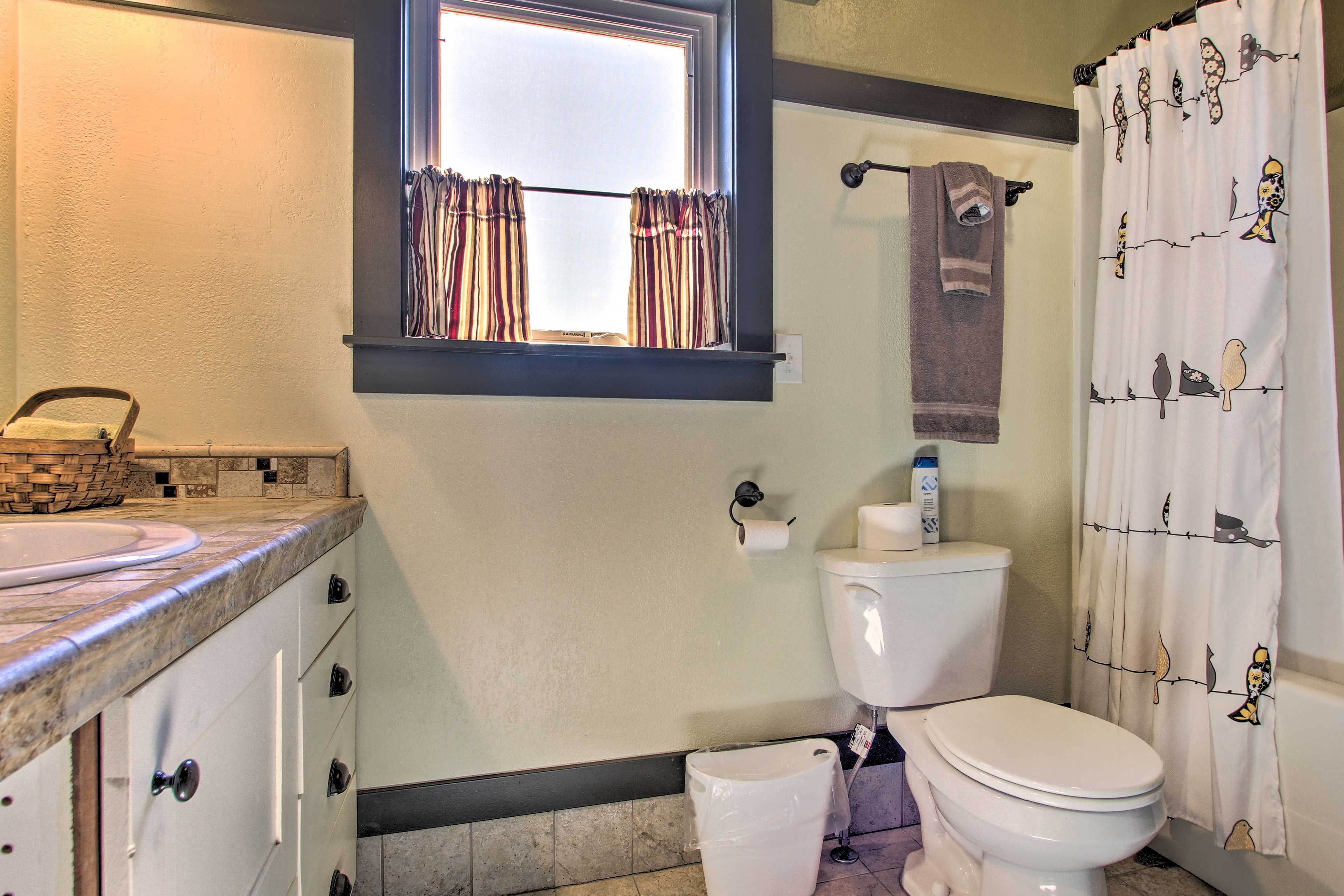 Full Bathroom | Towels Provided