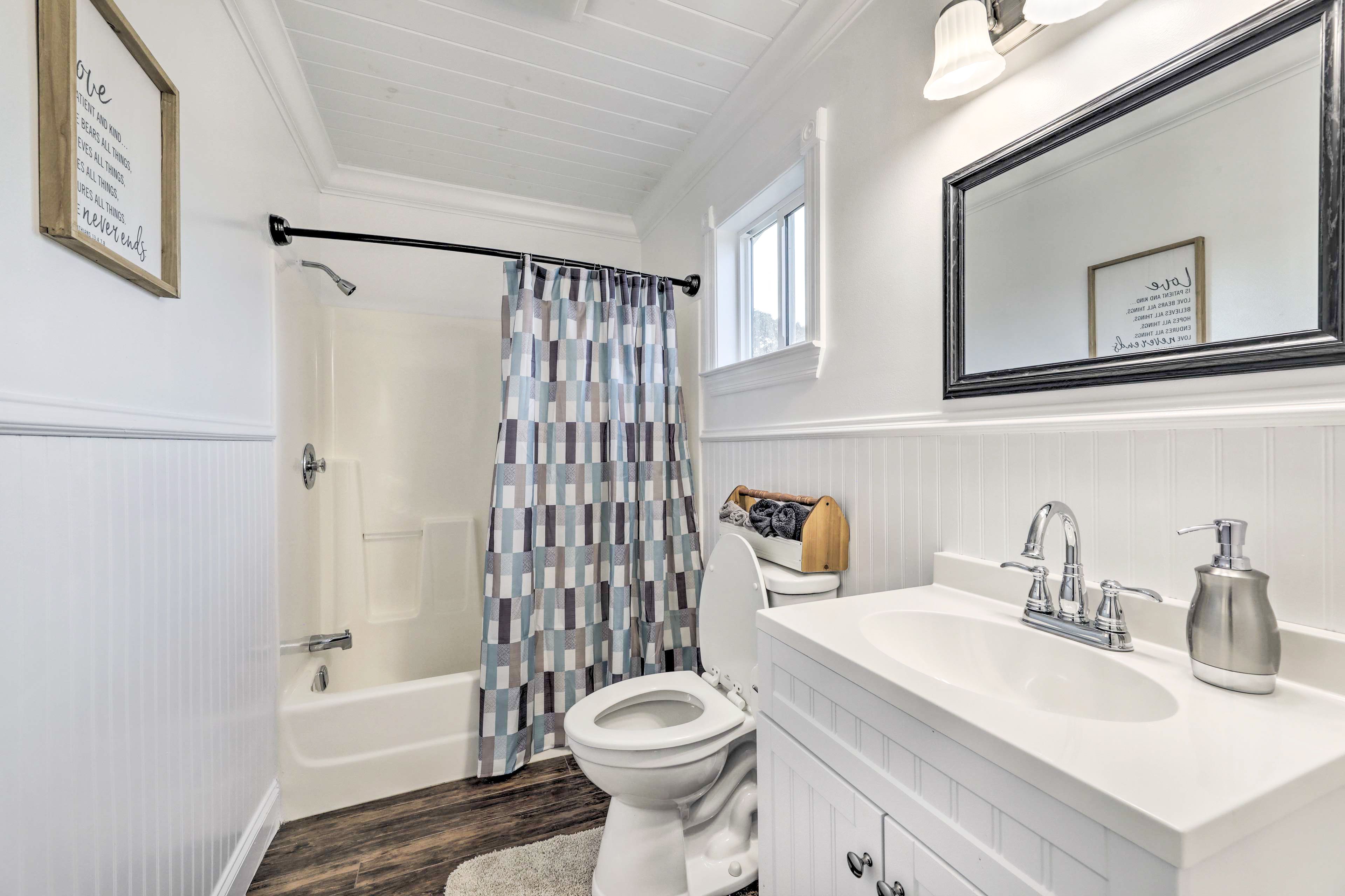 Full Bathroom | Complimentary Toiletries | Towels Provided