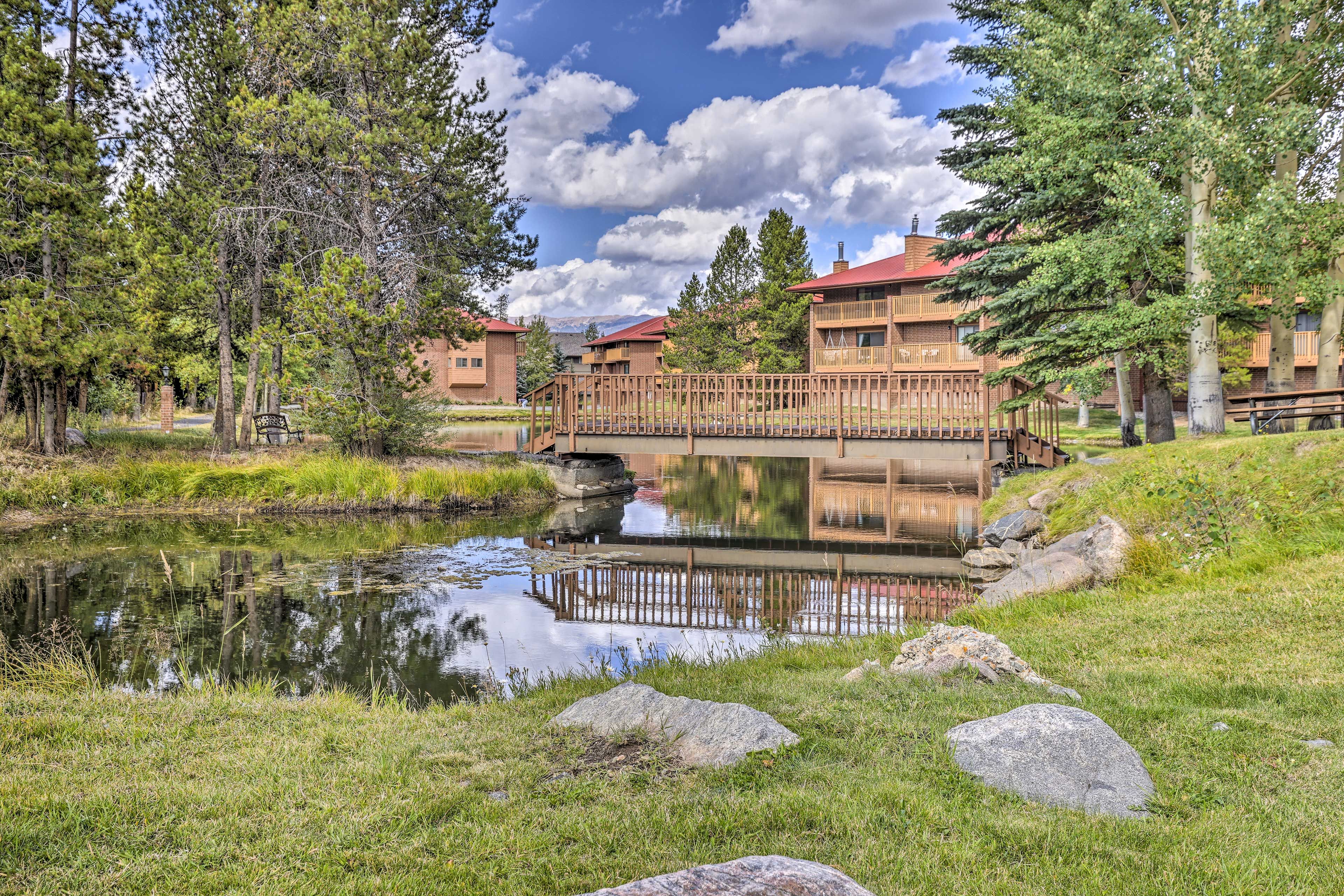 Community Pool & Hot Tub | 1 Mi to Main Street | Mountain Views