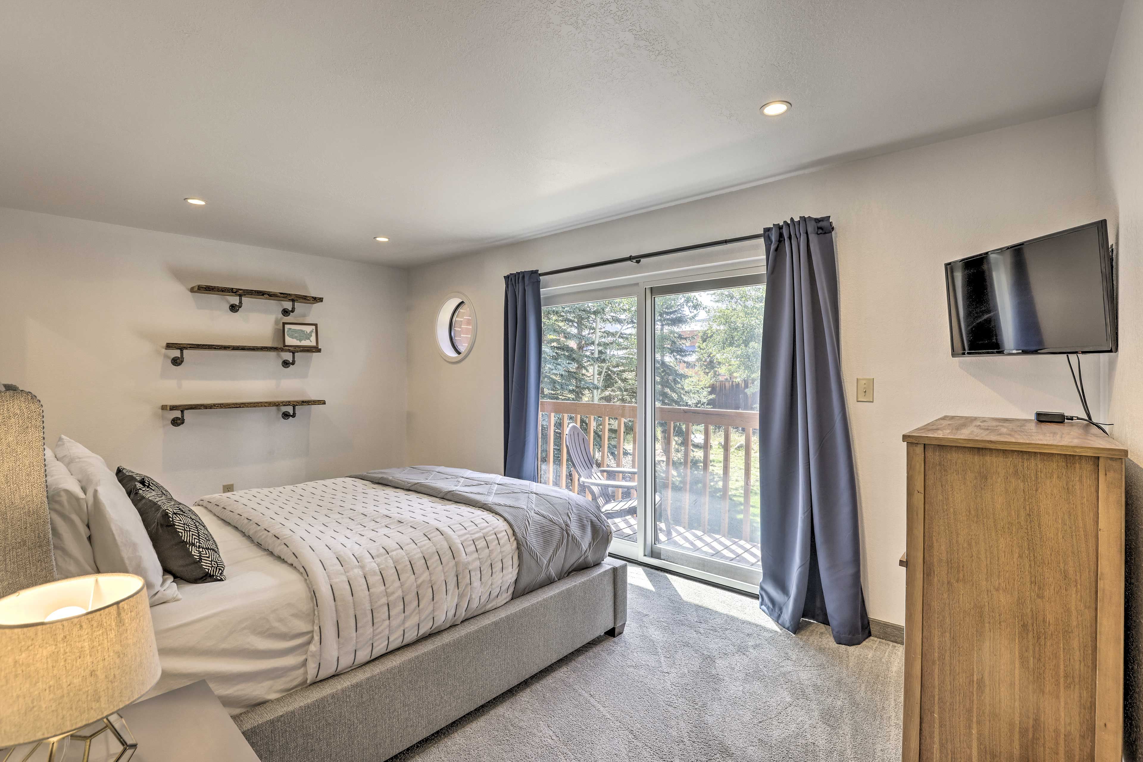 Bedroom 1 | Queen Bed