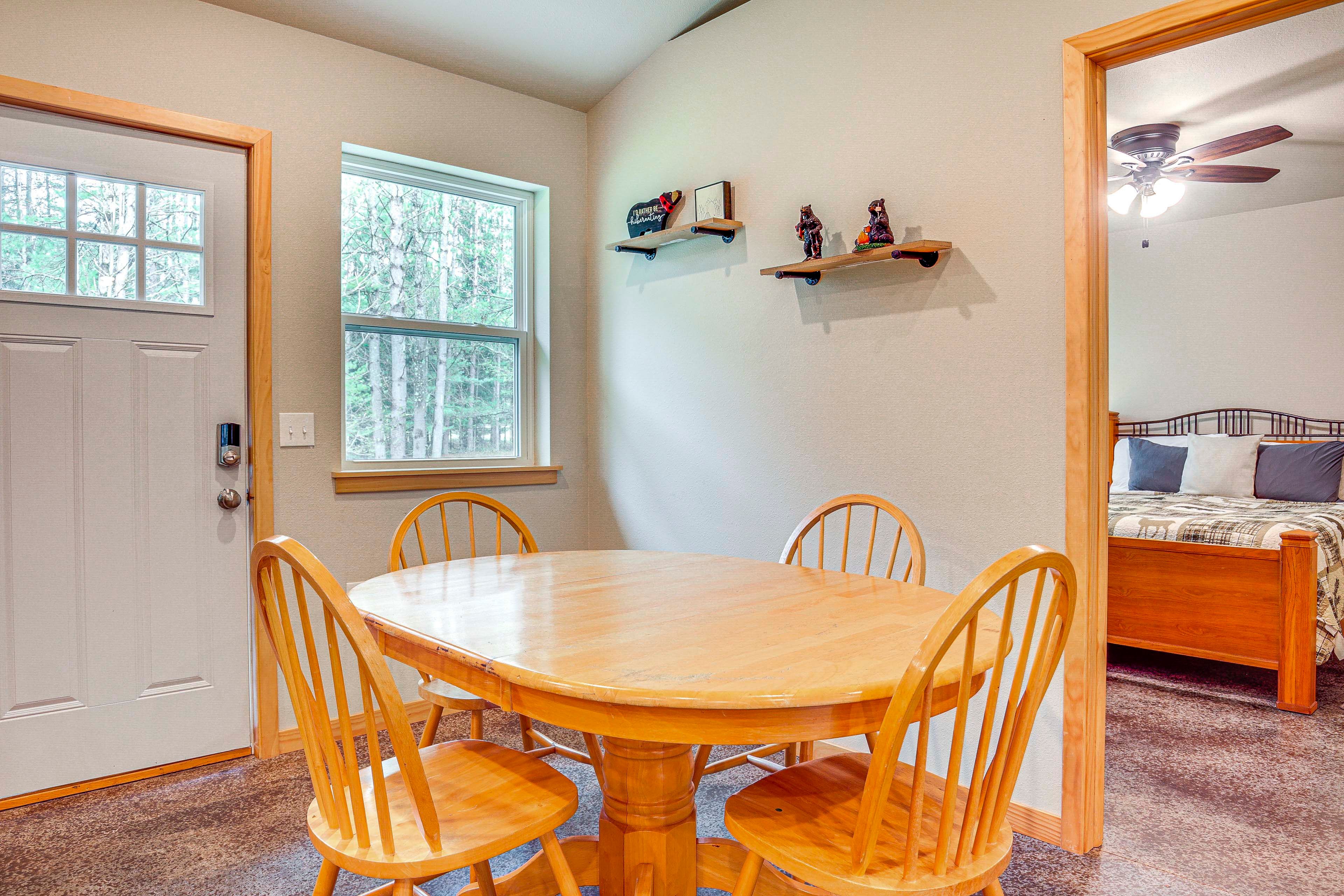 Dining Area | Dishware/Flatware Provided
