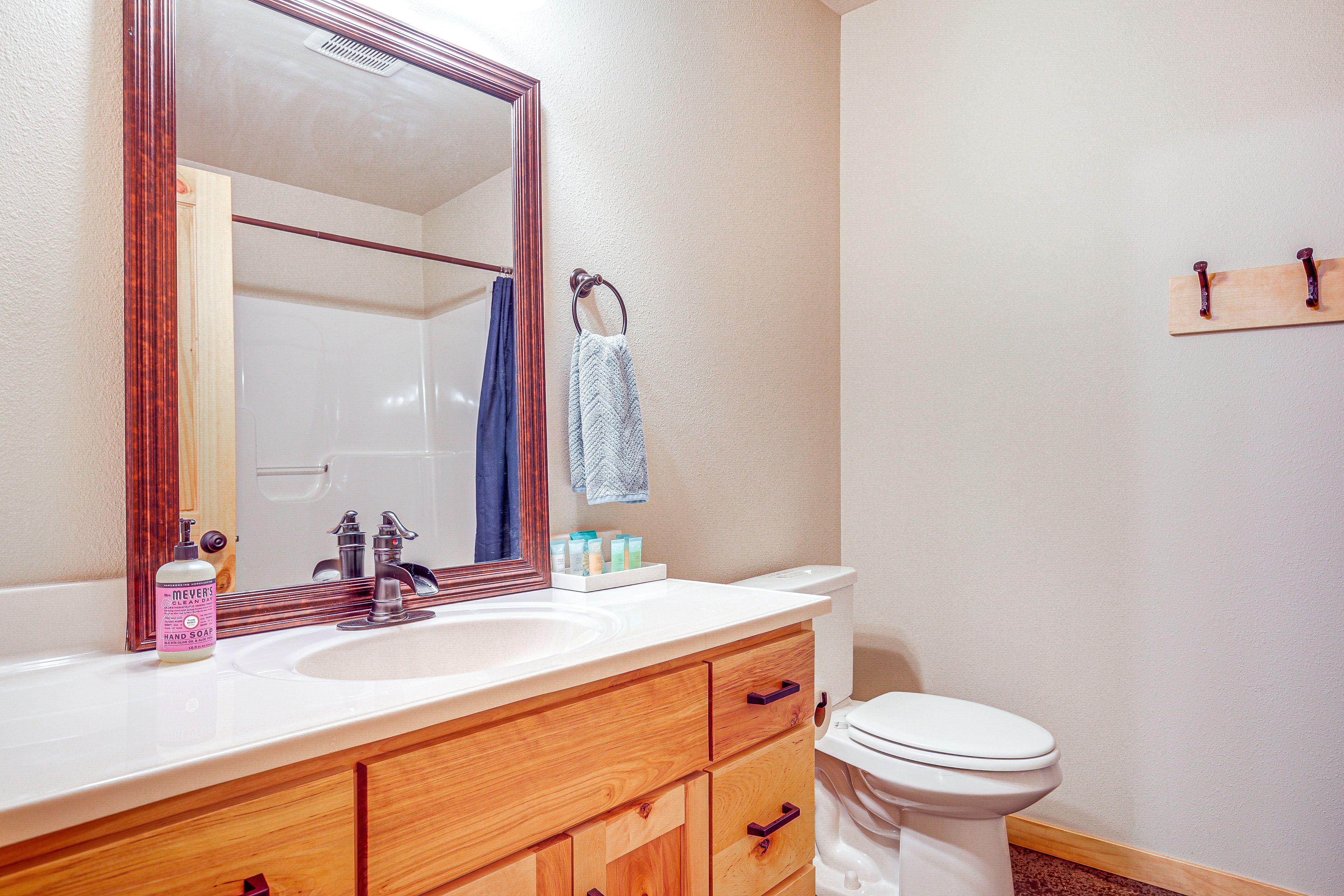 Full Bathroom | Complimentary Toiletries | Towels Provided