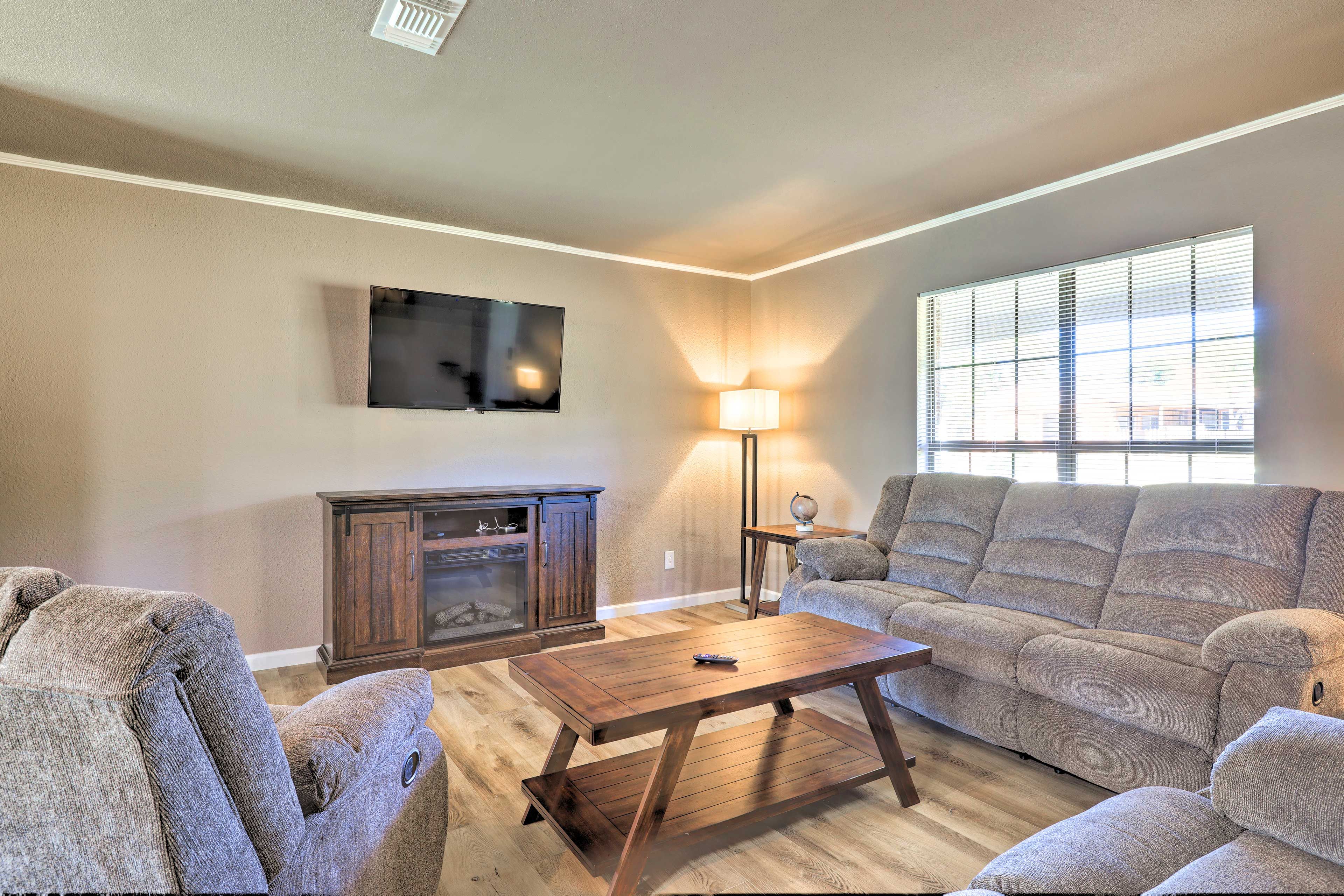 Living Room | Free WiFi | Central A/C | Smart TV