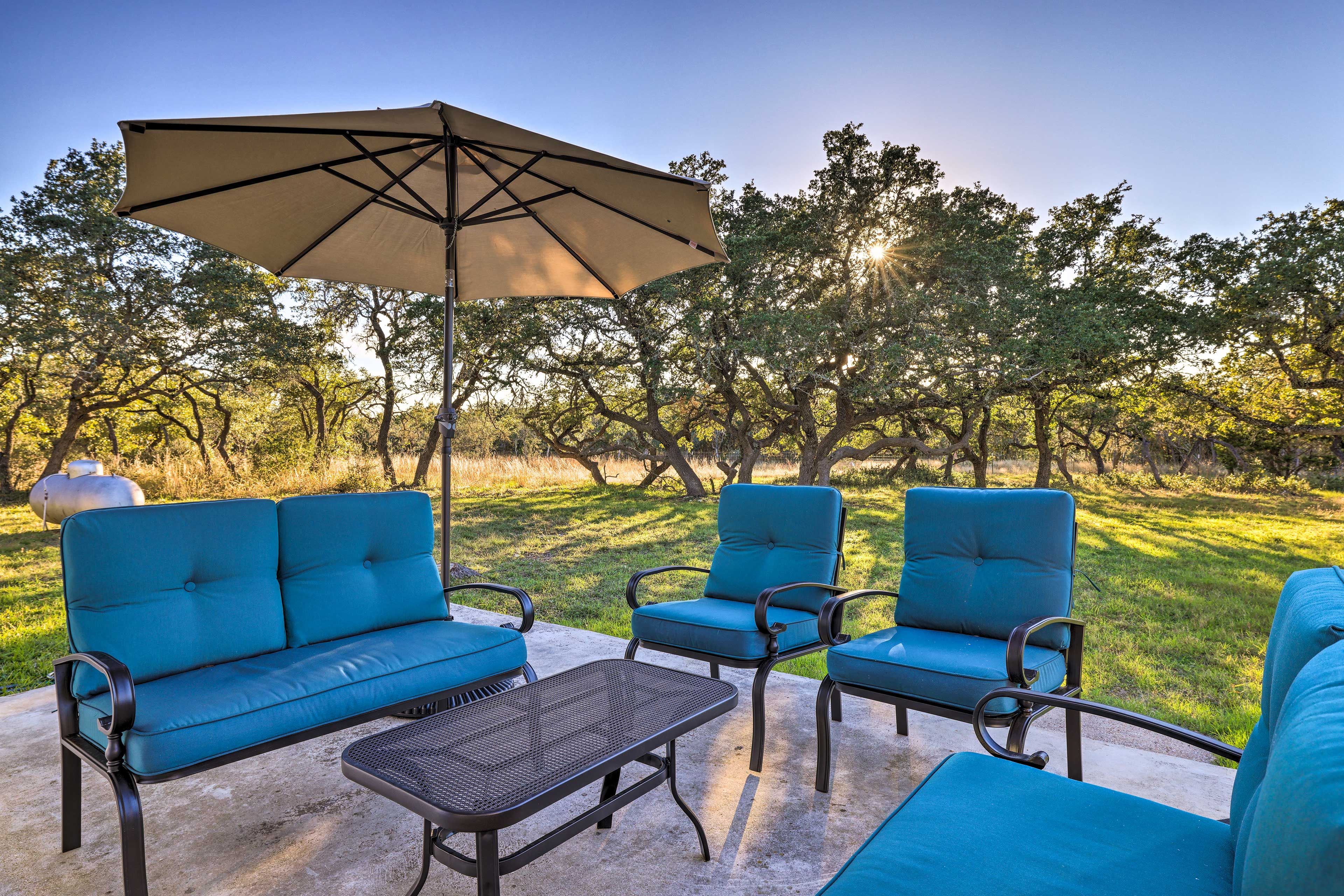 Backyard | Outdoor Dining Area