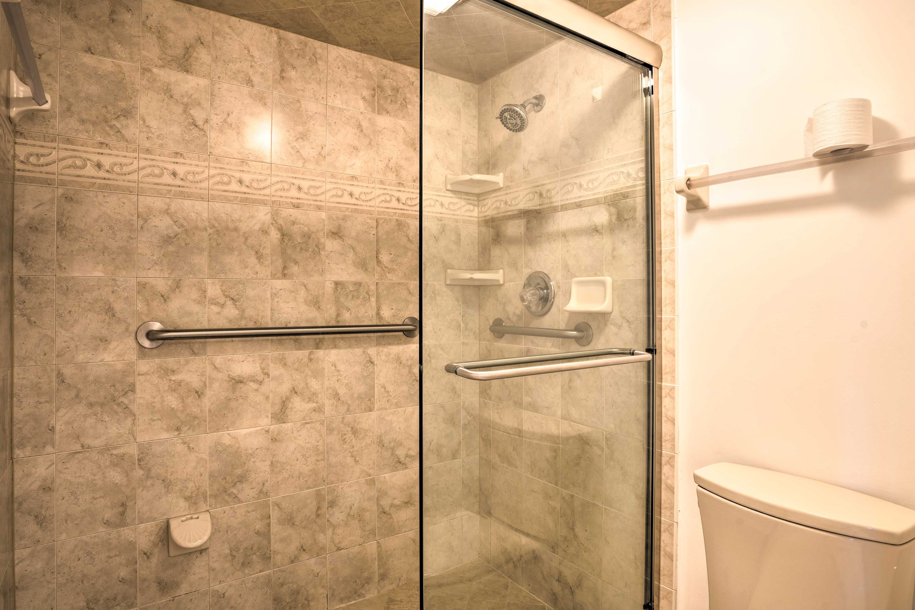 Full Bathroom | Towels Provided | Complimentary Toiletries