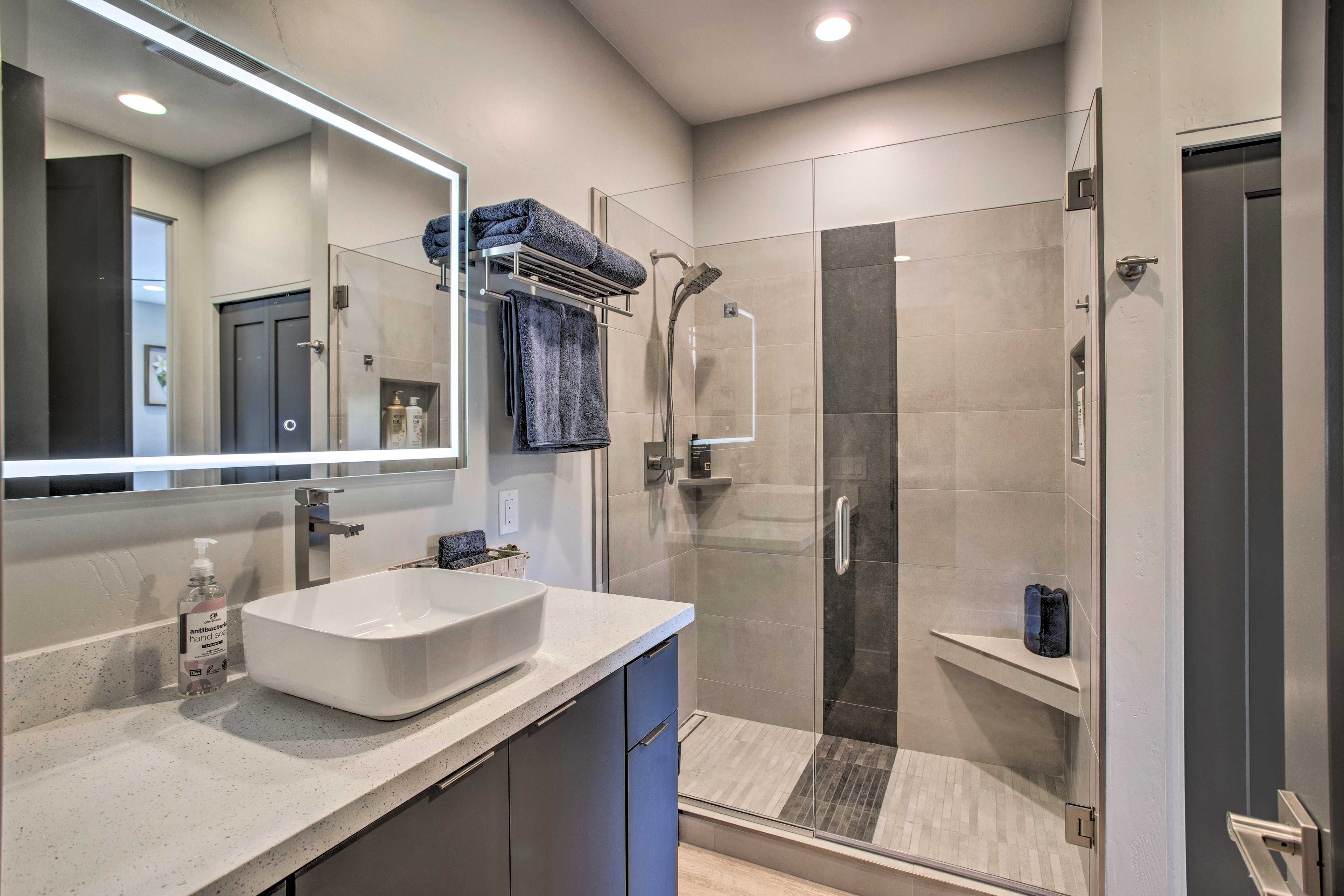 Full Bathroom | Towels Provided | Complimentary Toiletries