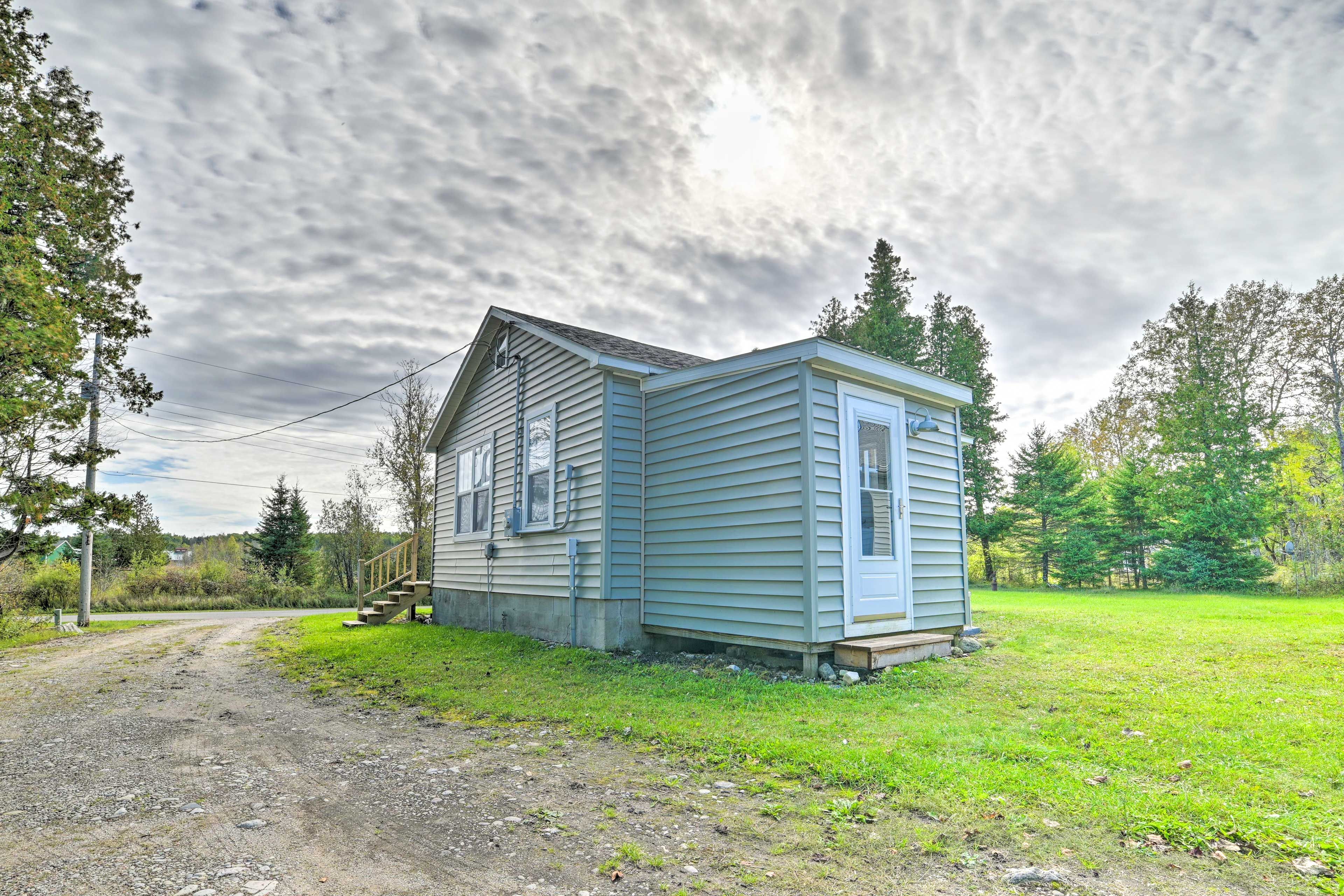 Parking | Driveway (4 Vehicles) | Trailer Parking Available