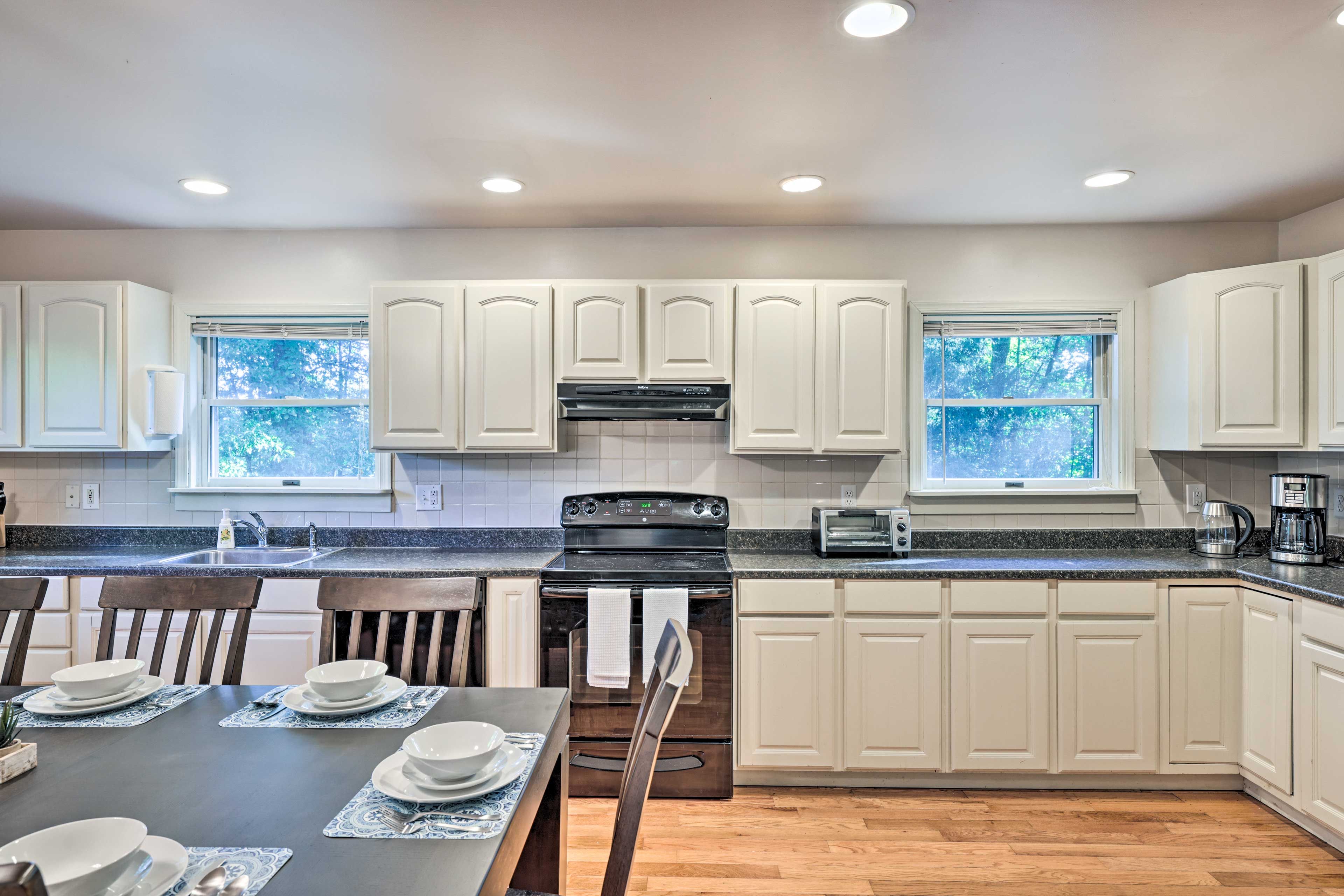Fully Equipped Kitchen | Microwave