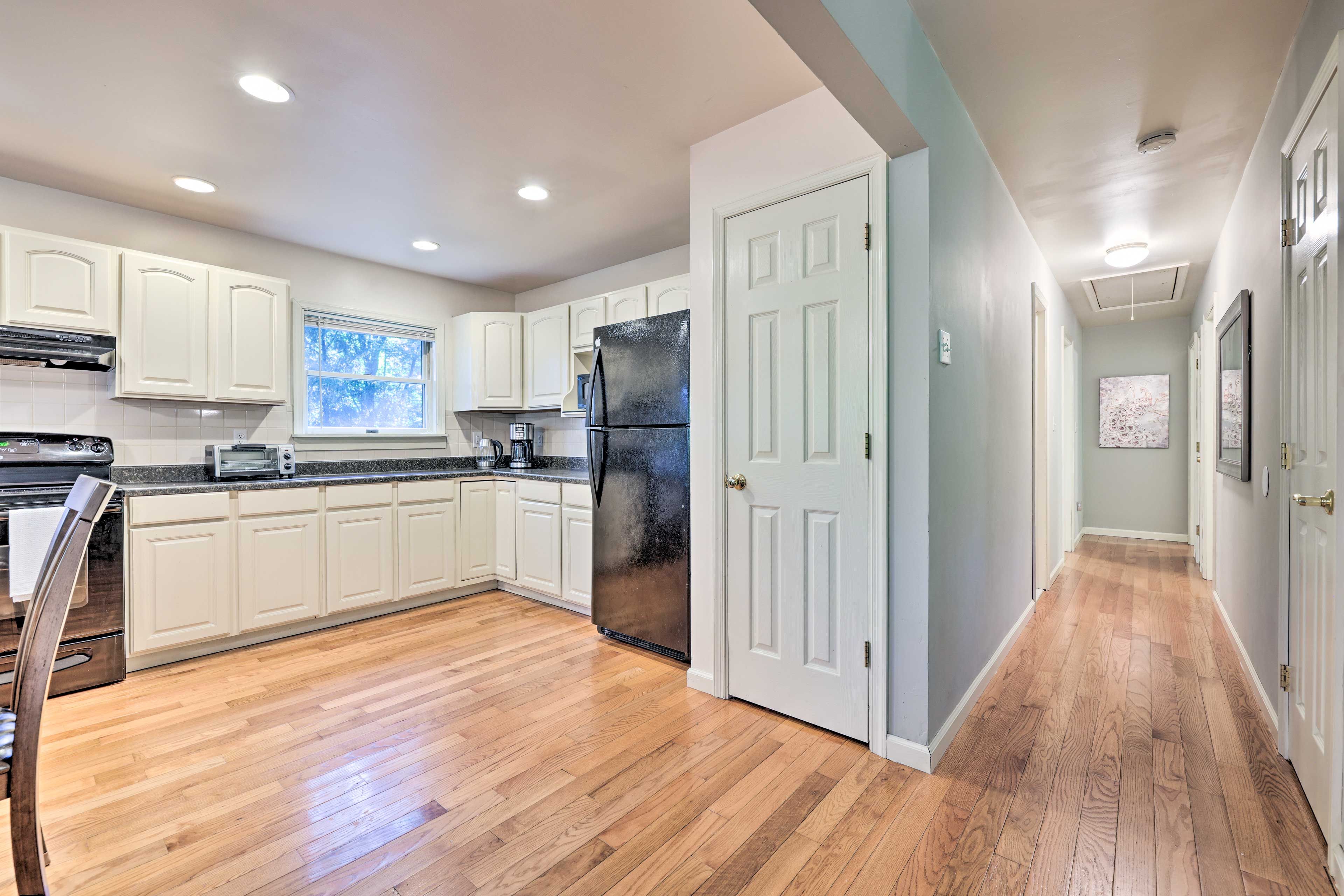 Fully Equipped Kitchen & Hallway