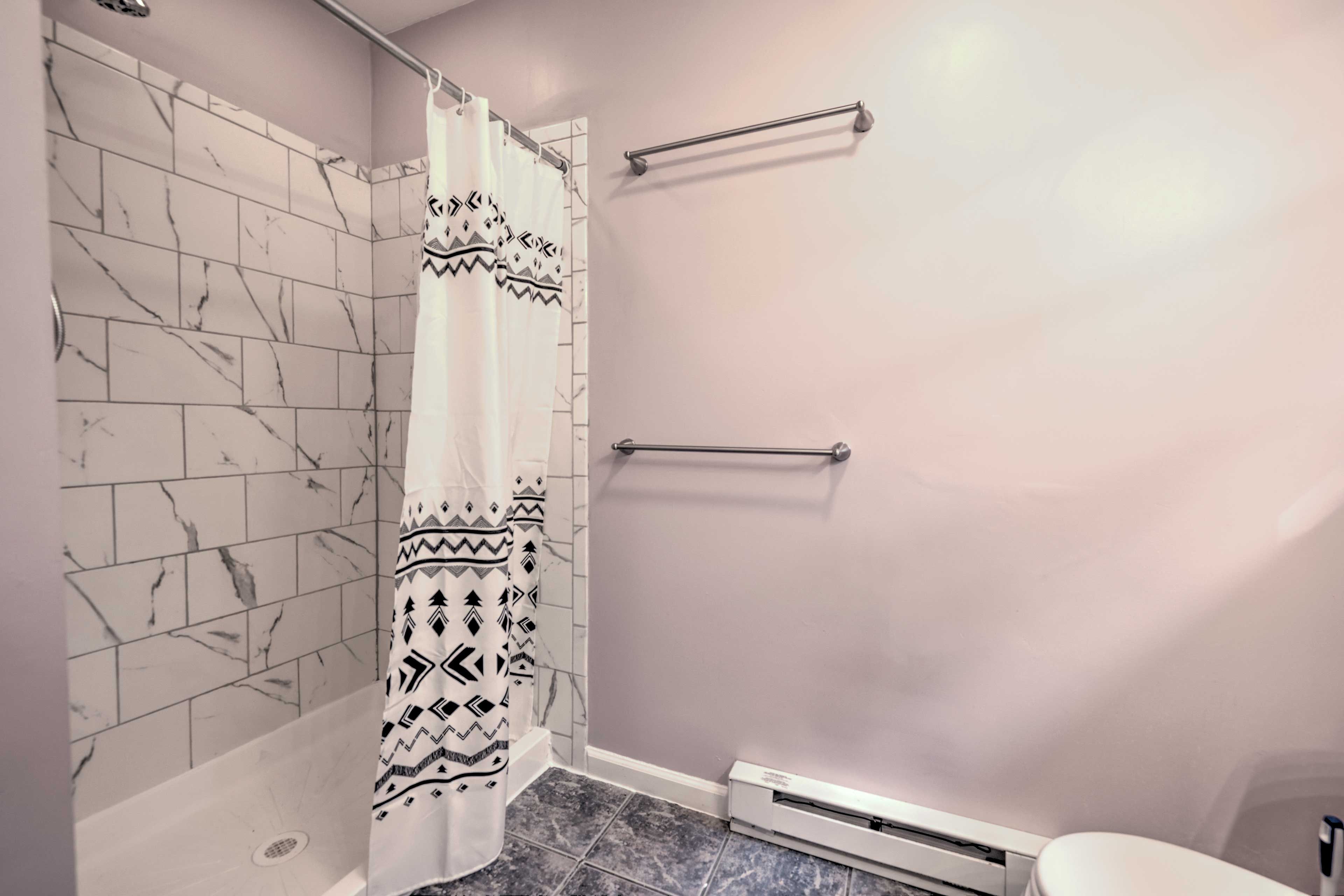 Full Bathroom | Towels Provided