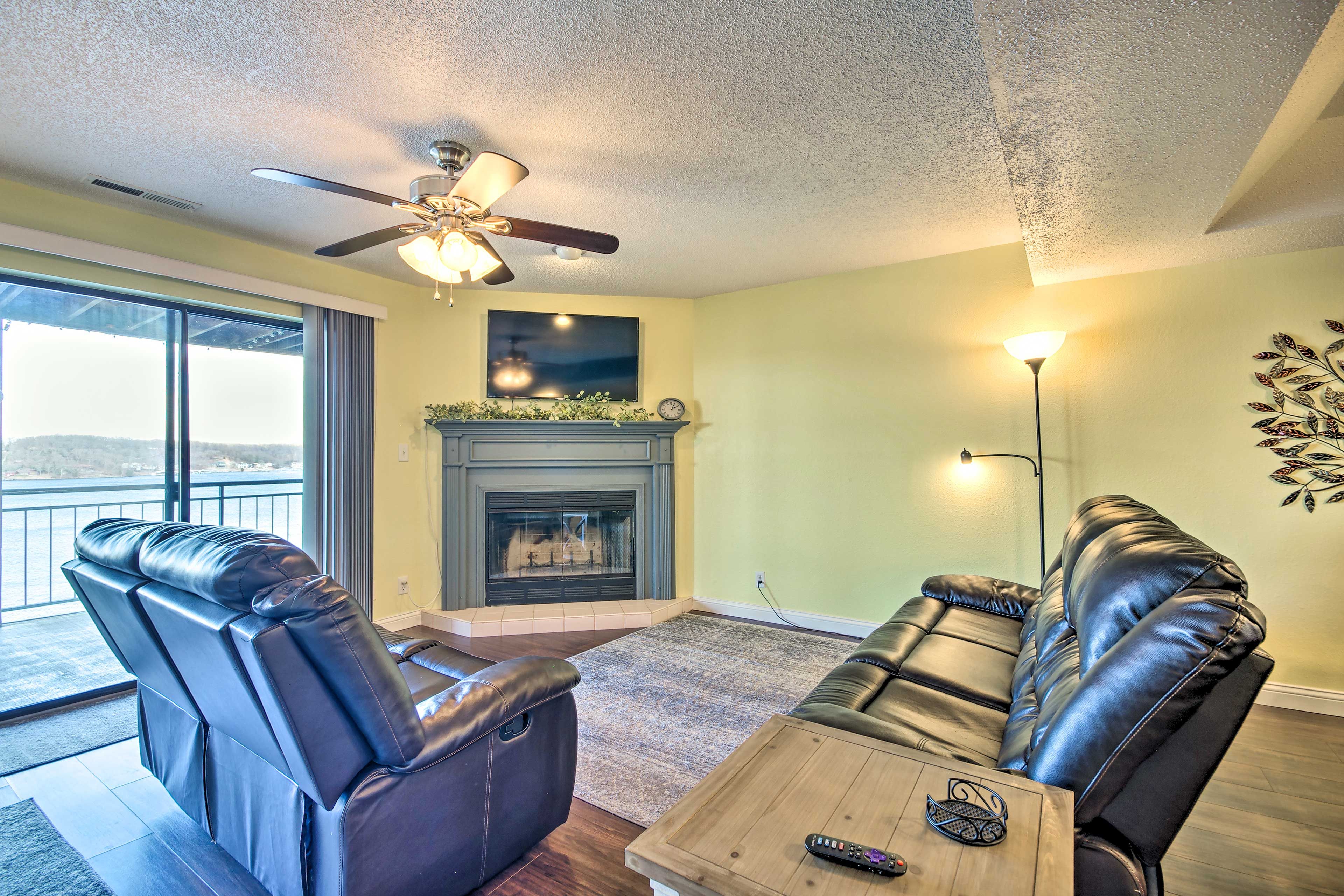 Living Room | Free WiFi | Cable