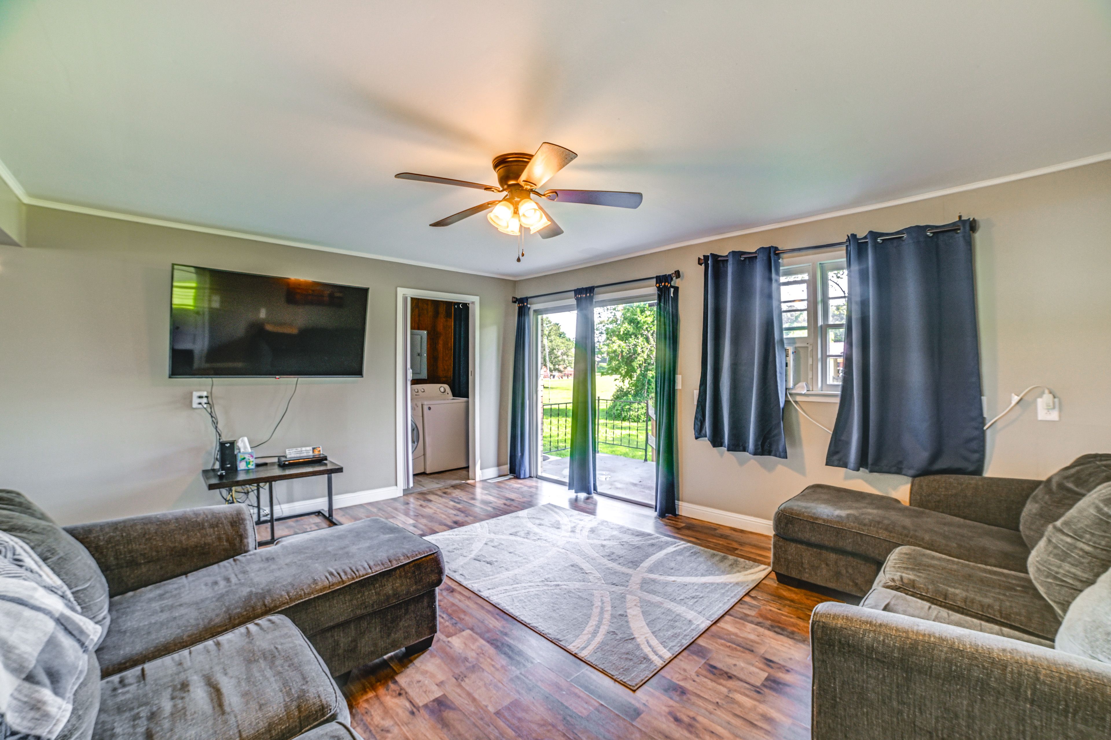 Living Room | Flat-Screen TV | Free WiFi | Central A/C