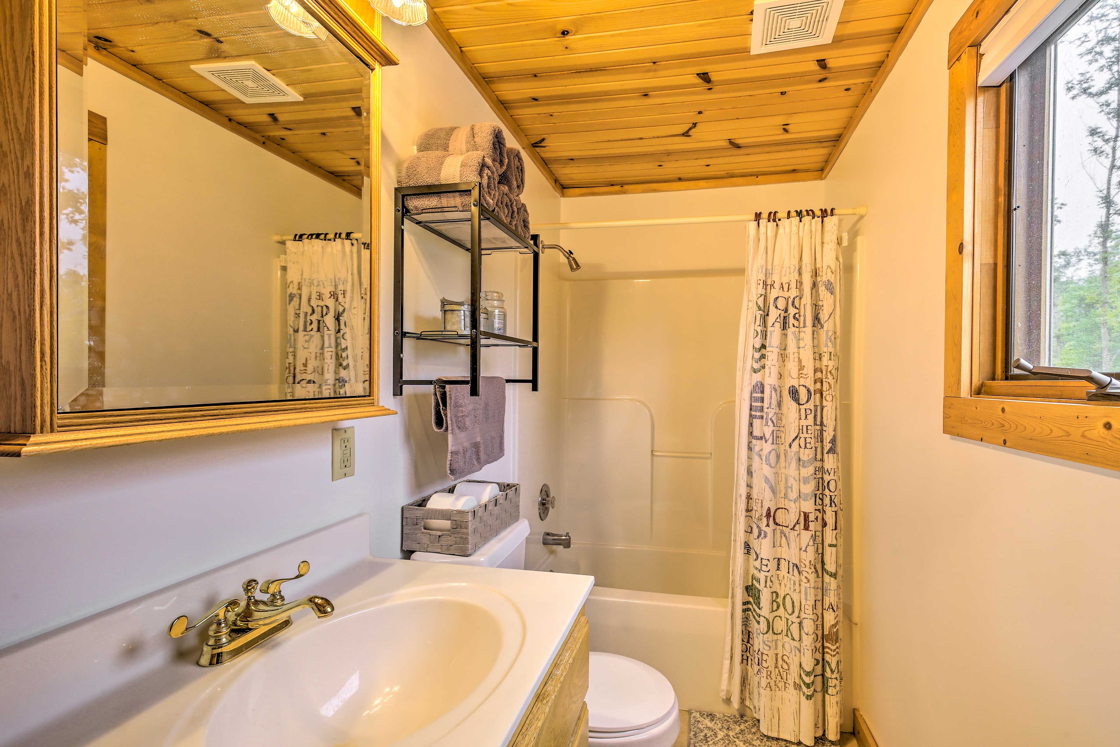 Full Bathroom | Towels Provided