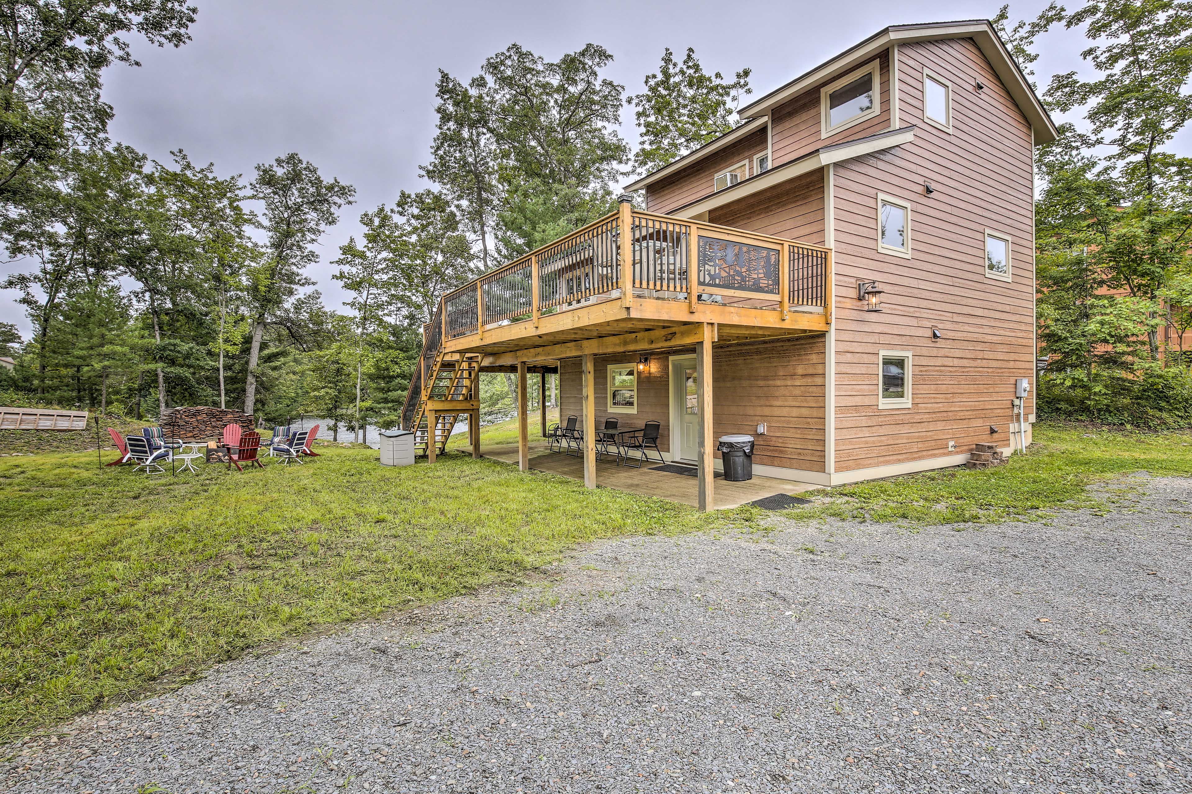 Parking | Driveway (6 Vehicles) | Trailer Parking Available