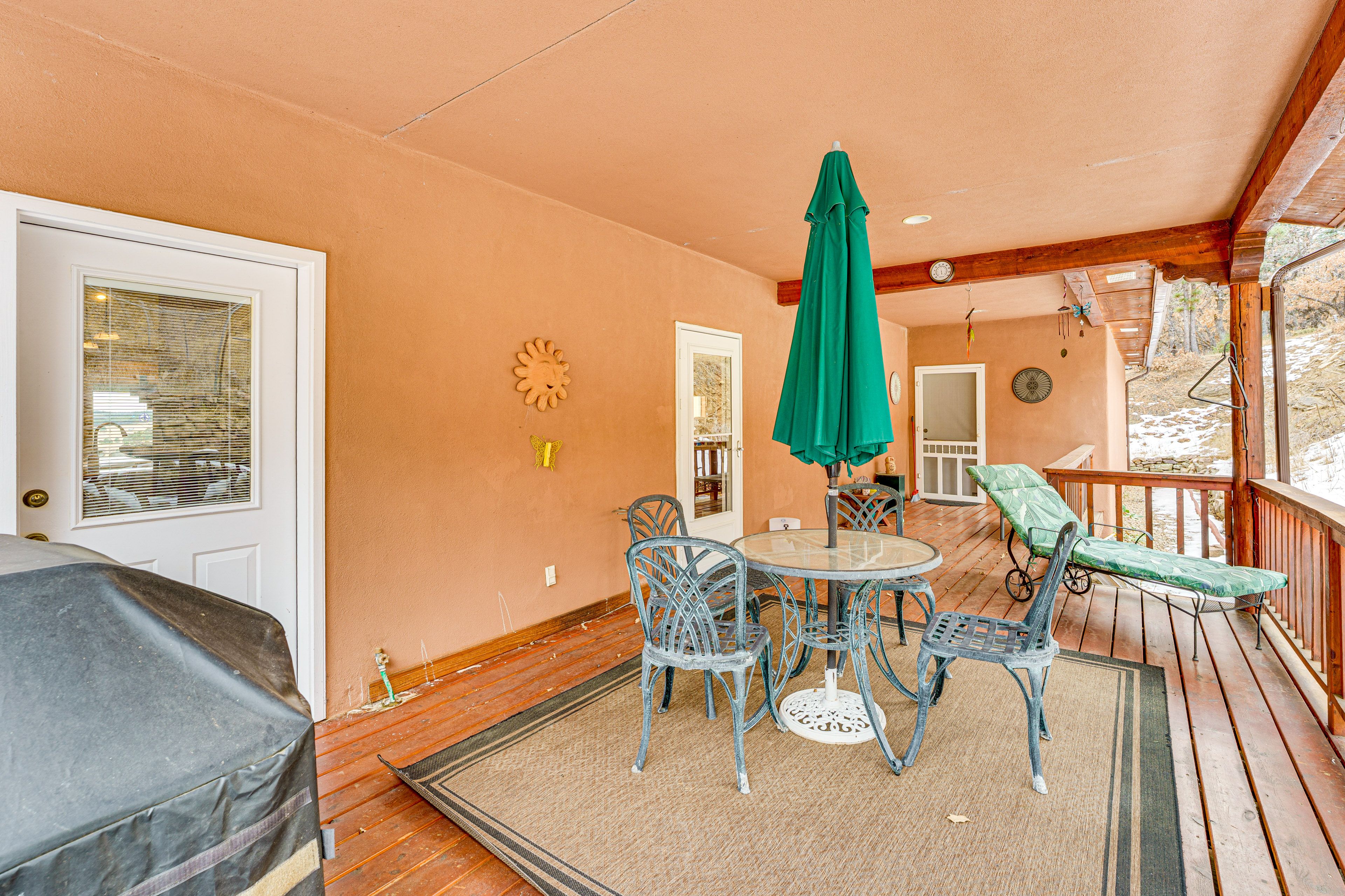 Covered Deck w/ Dining Table | Gas Grill