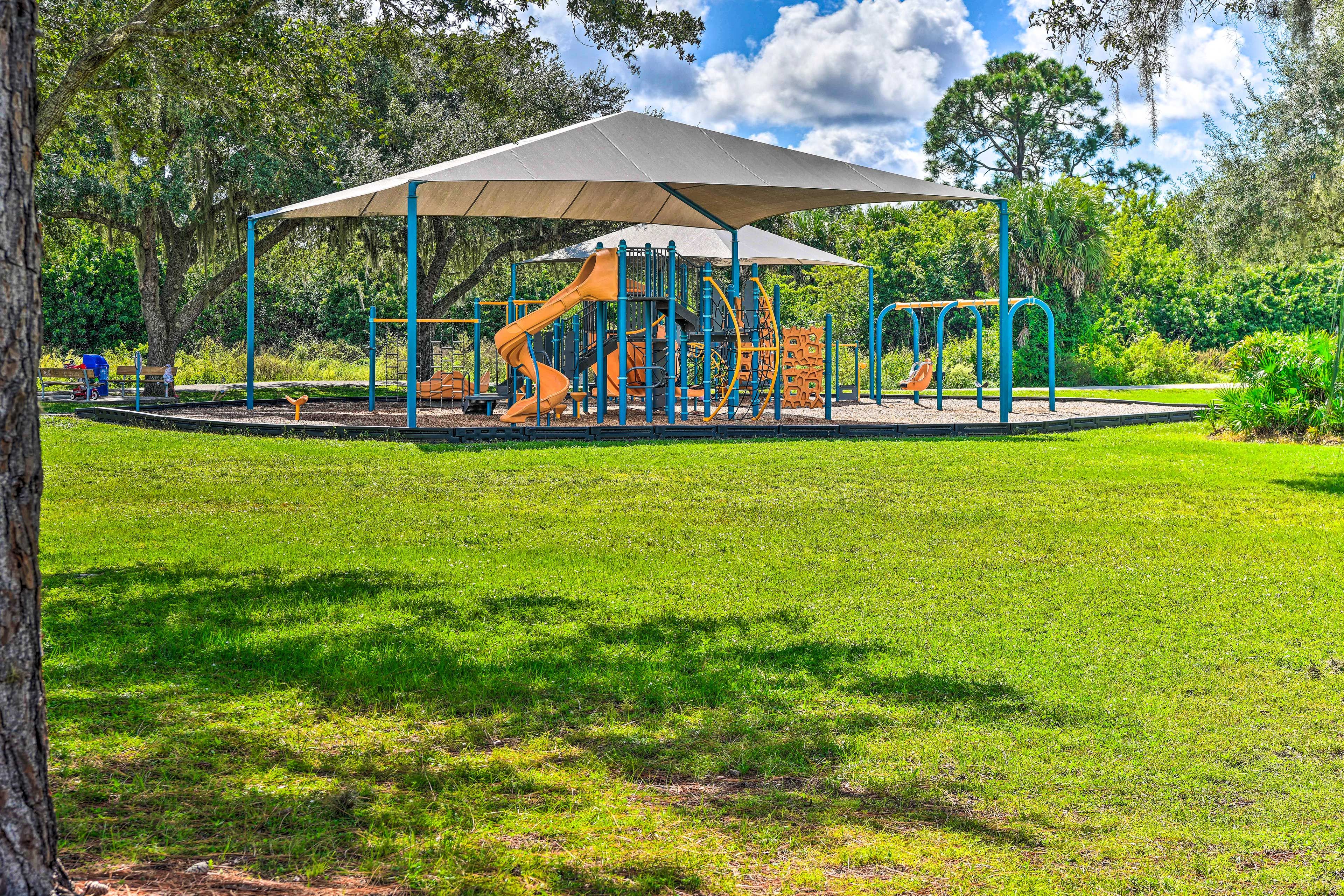 Rotunda West Amenities | ~1 Mi Drive