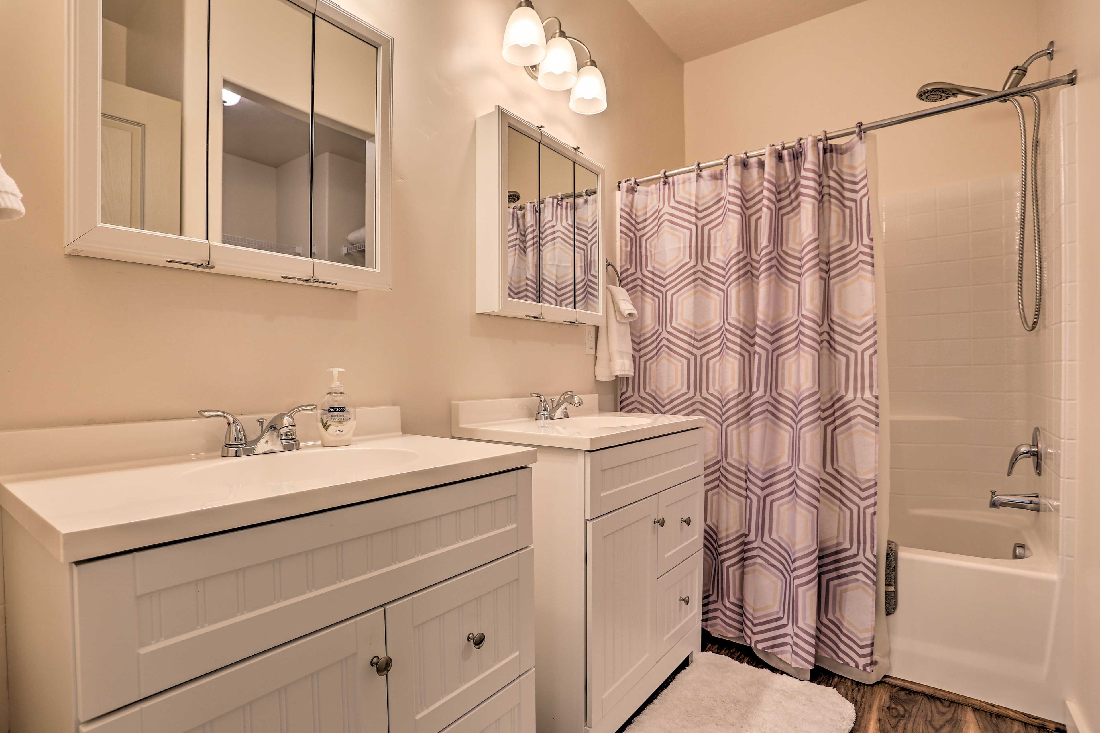 En-Suite Bathroom | Linens & Towels | Complimentary Toiletries | Hair Dryer