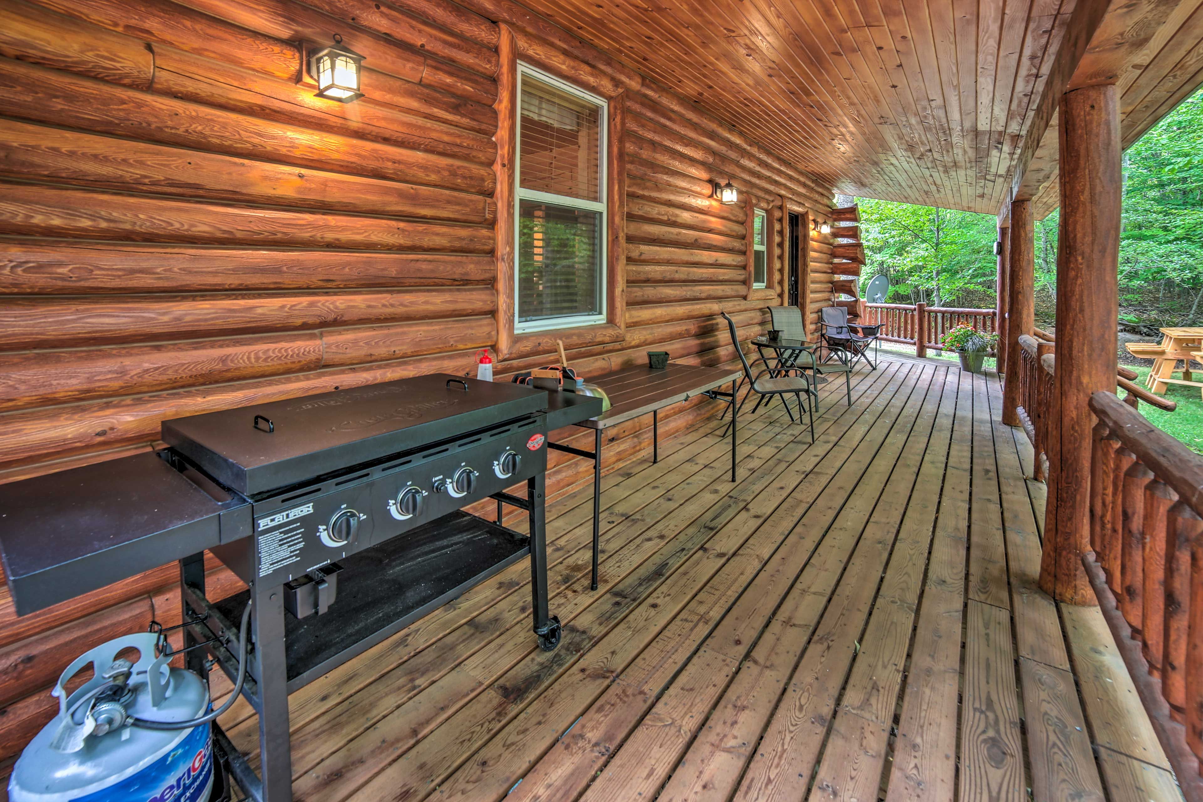 Wraparound Deck | Gas Grill | Food Preparation Table