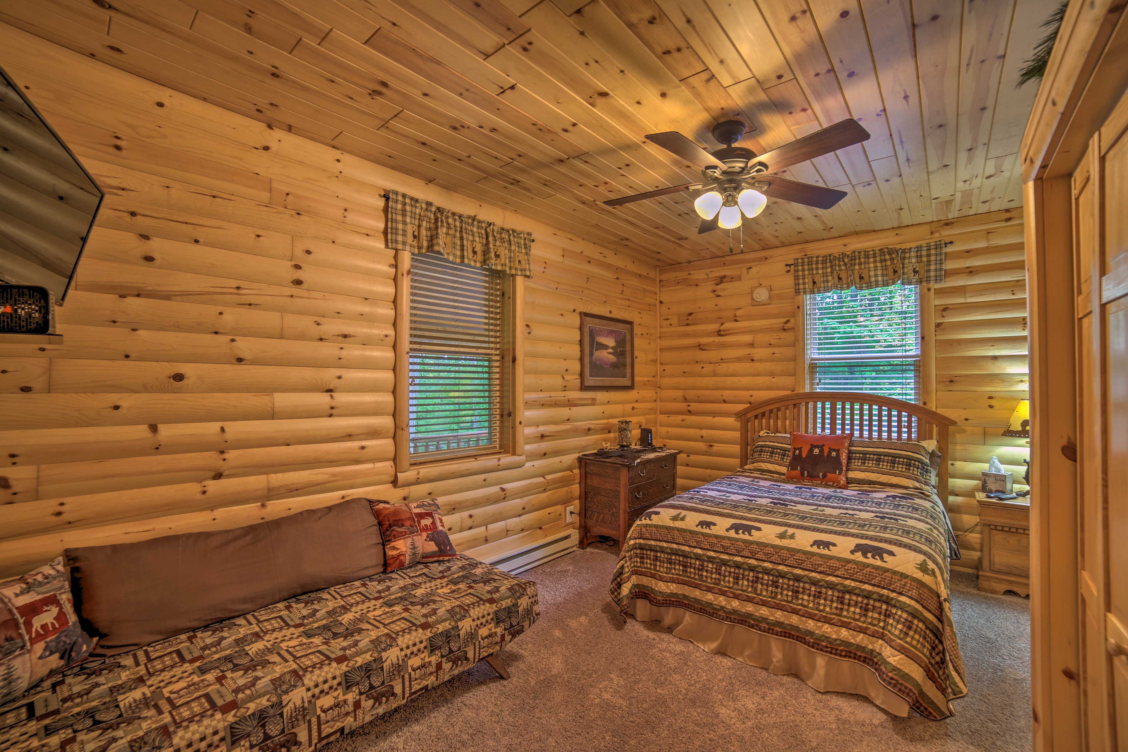 Bedroom 1 | Queen Bed | Twin Daybed | Linens Provided