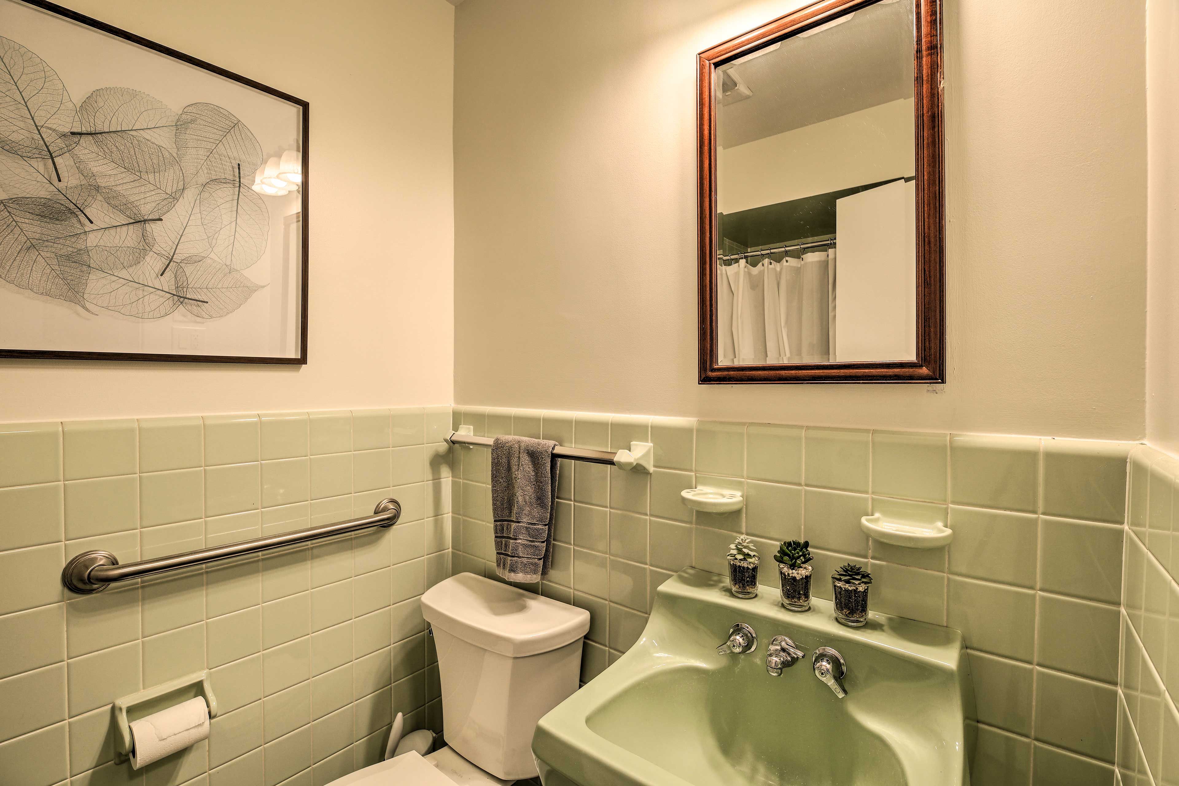 Full Bathroom | Towels Provided | Hair Dryer