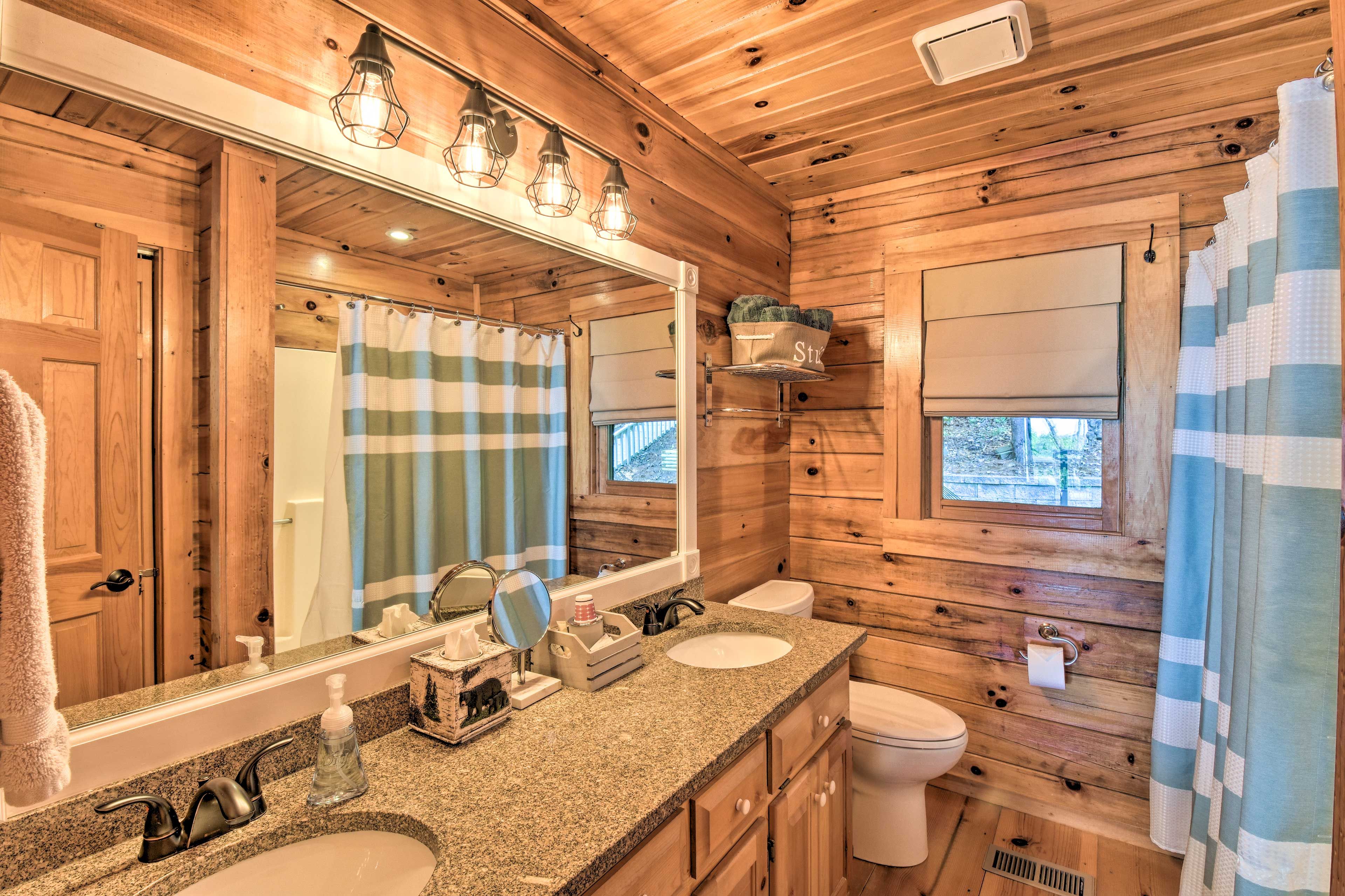 Full Bathroom | Towels Provided | Complimentary Toiletries
