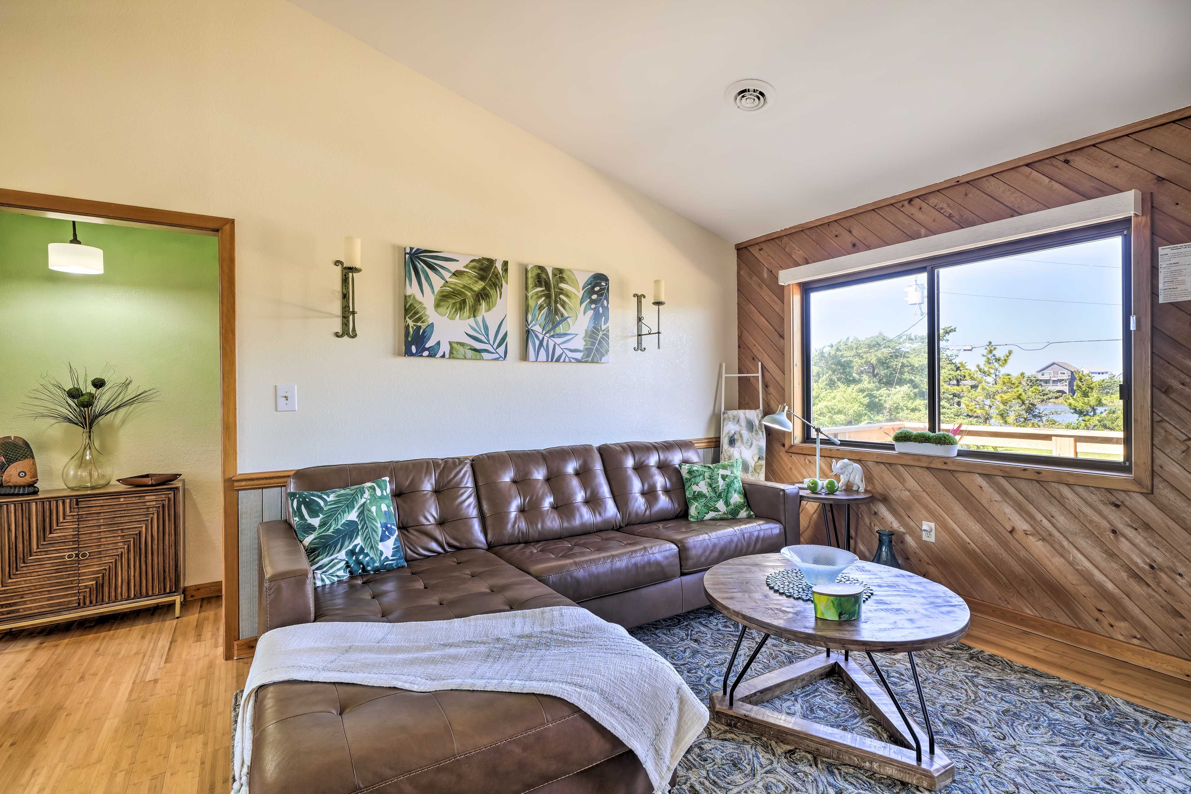 Living Room | Central Air Conditioning | Smart TV | Stairs Required