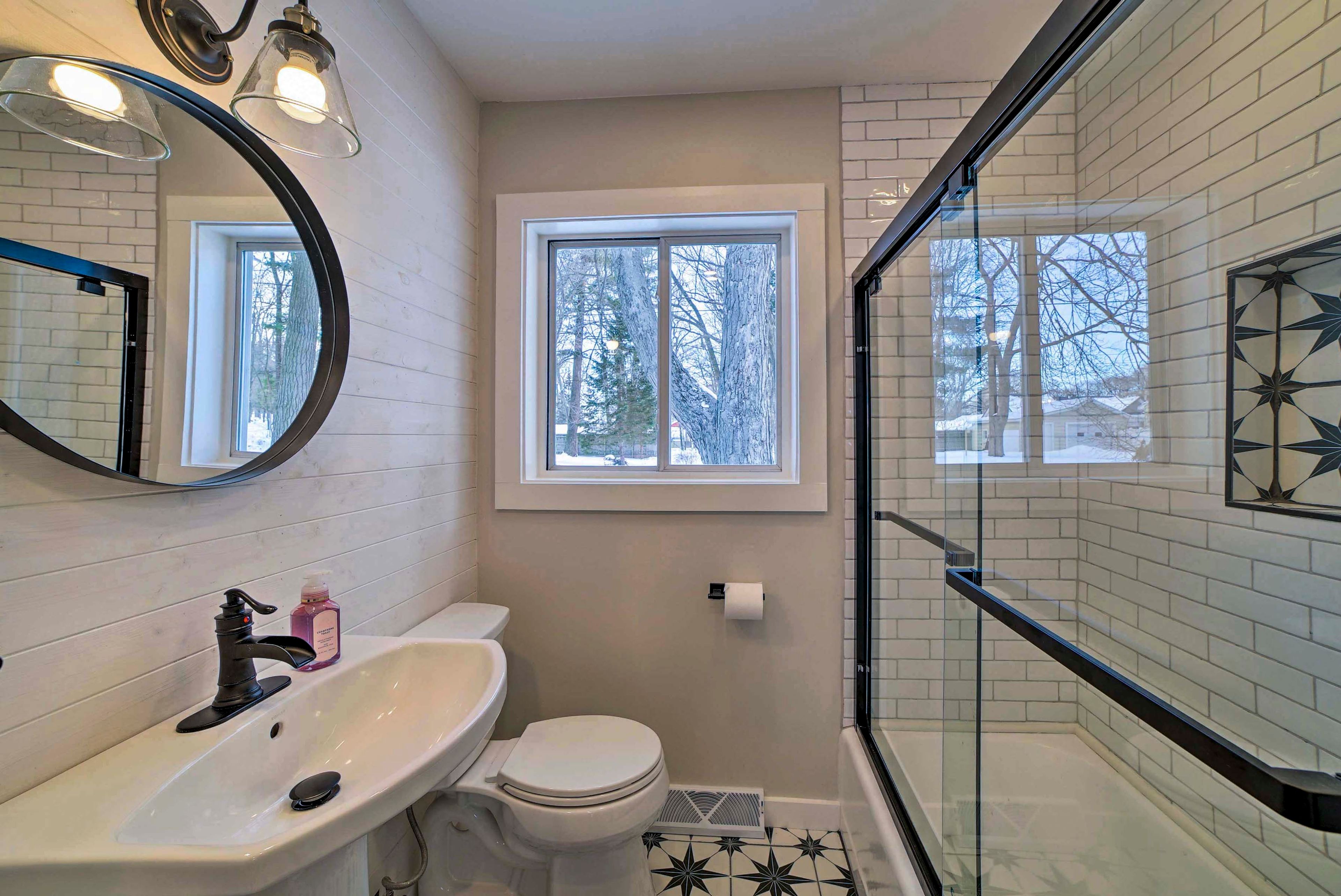 Full Bathroom | Towels Provided