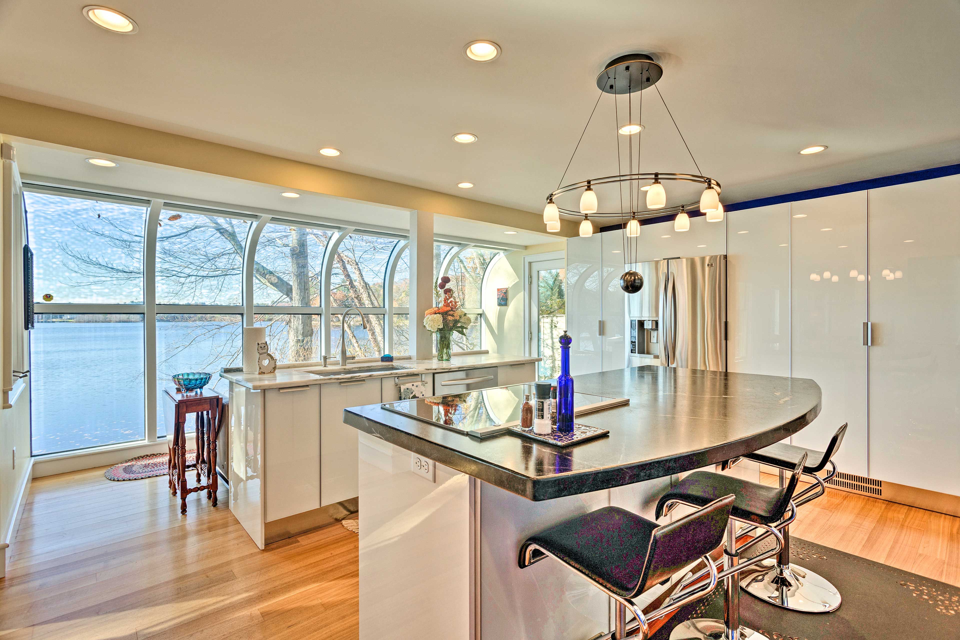 Fully Equipped Kitchen | Dishware & Flatware | Ice Maker | Induction Stovetop