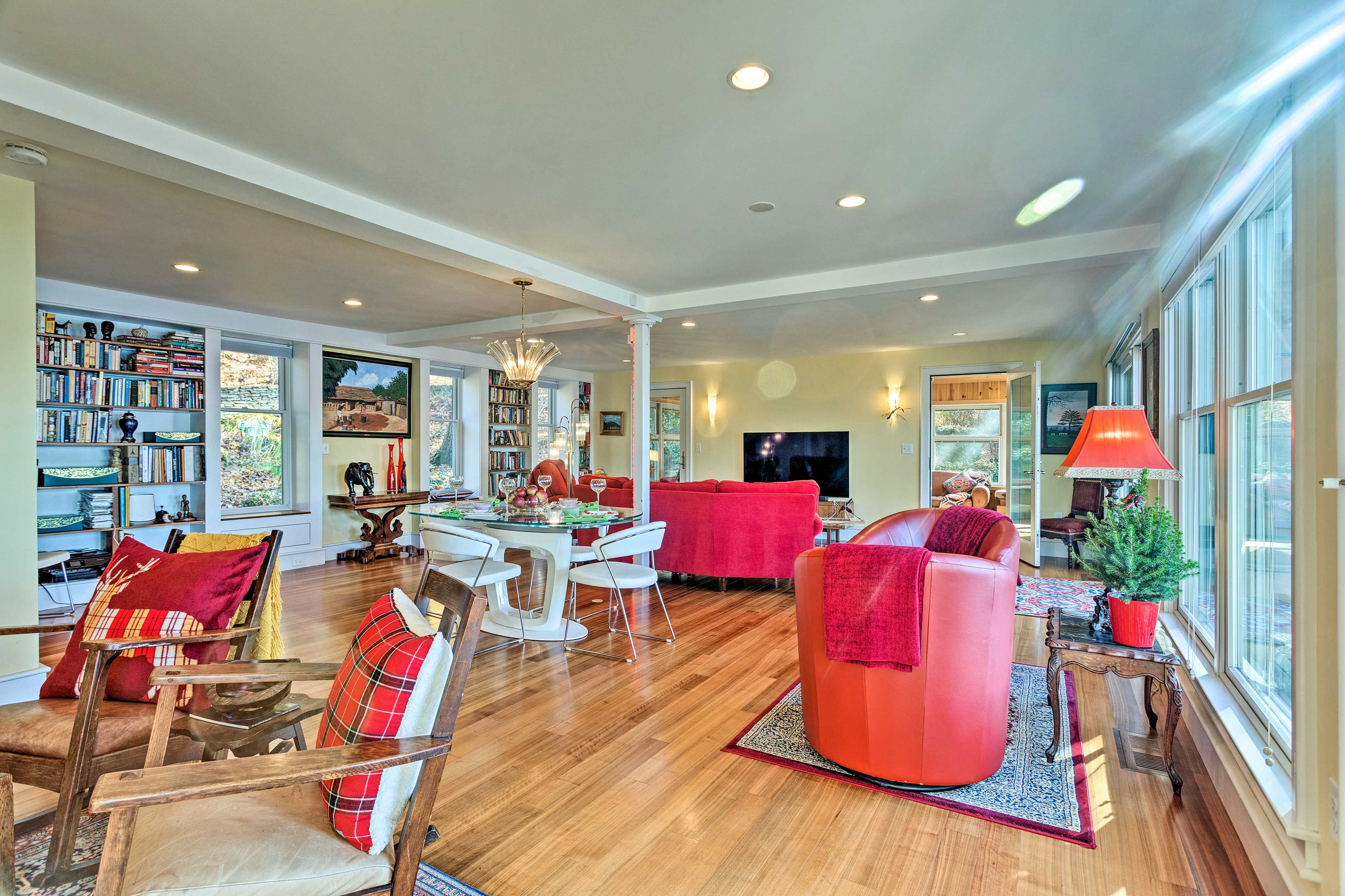 Living Room | 1st Floor | Smart TV w/ Cable | DVD Player