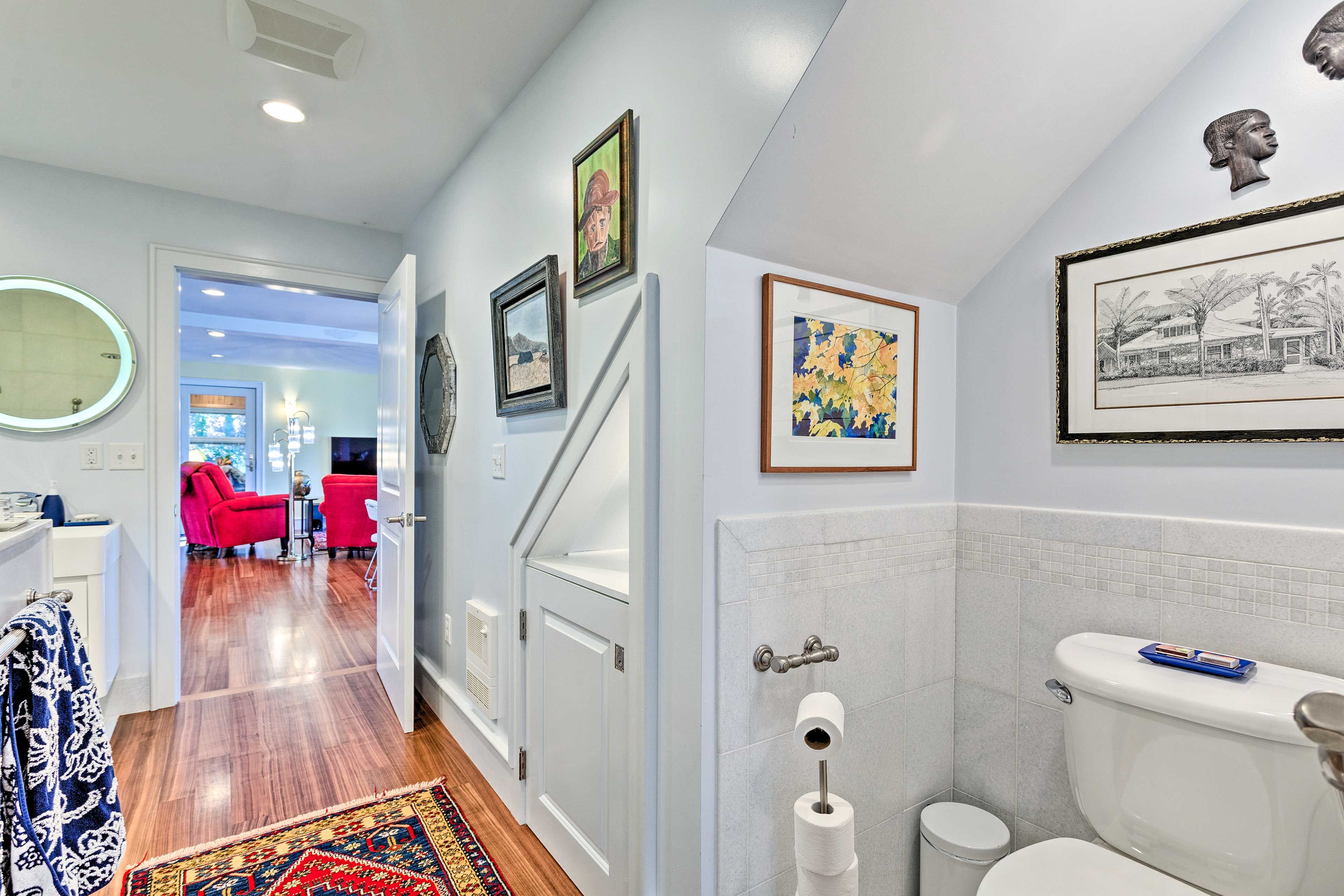 Full Bathroom | 1st Floor | Complimentary Toiletries