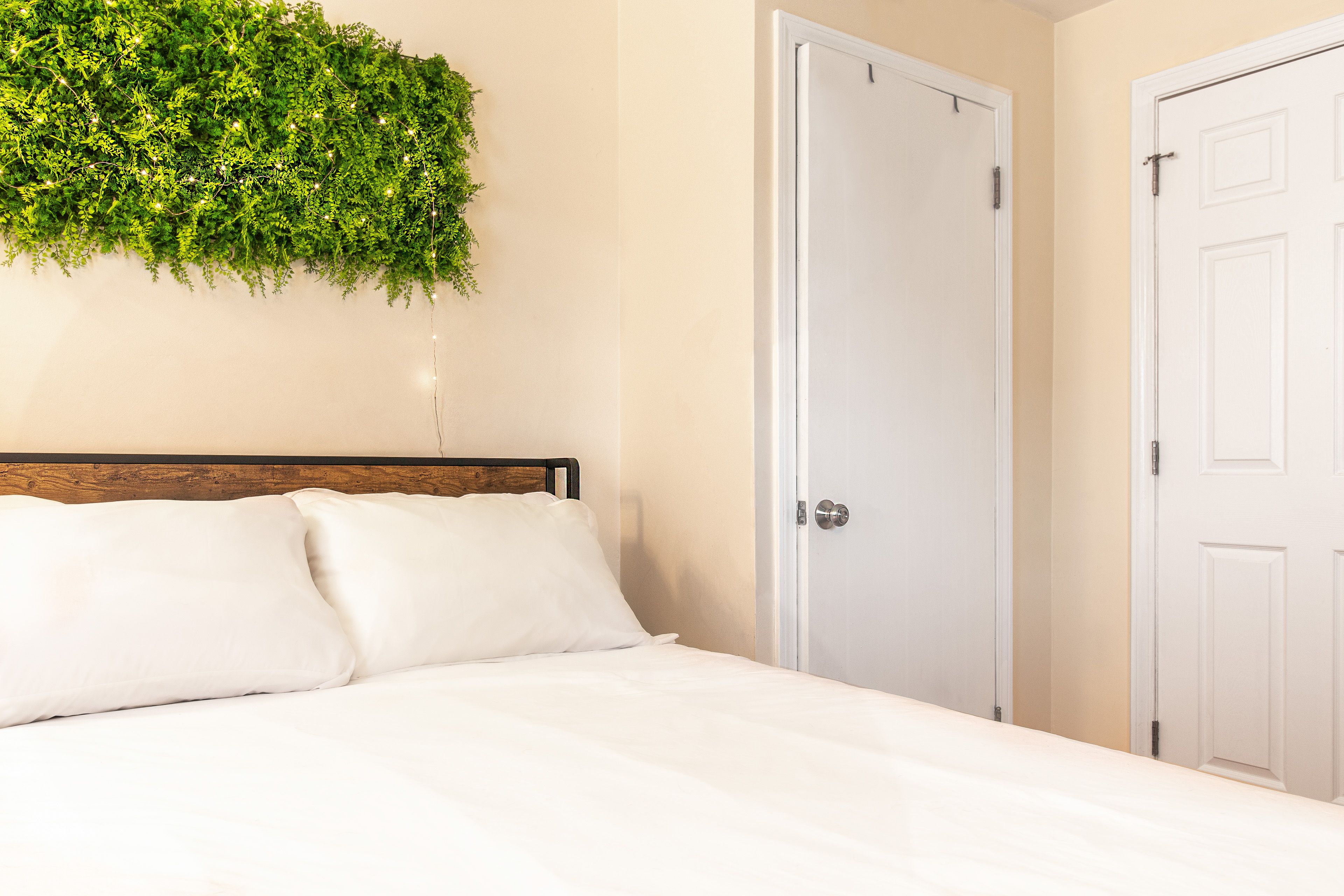 Bedroom 1 | Queen Bed | 1st Floor | Smart TV