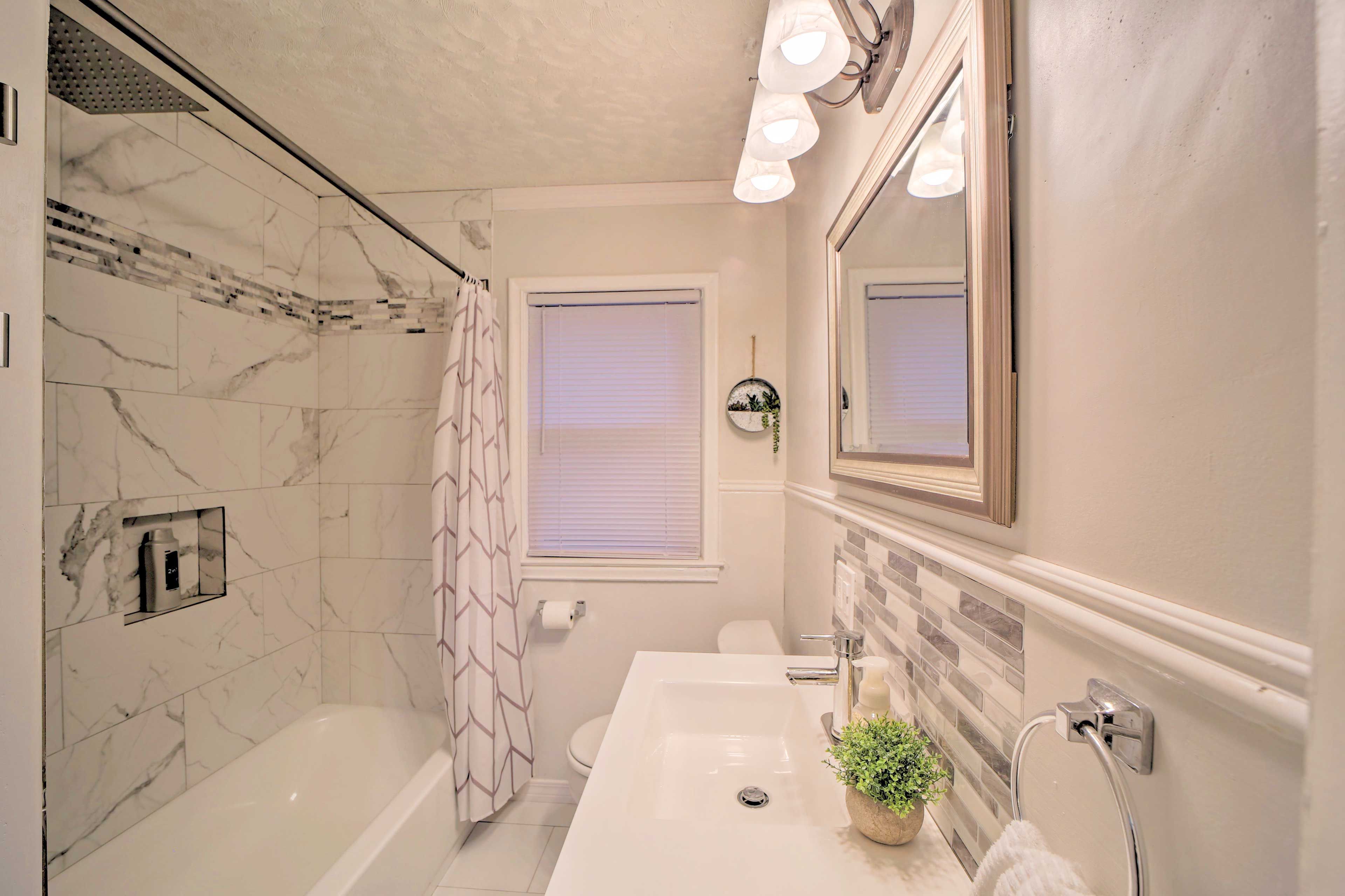 Full Bathroom | Complimentary Toiletries | Hair Dryer
