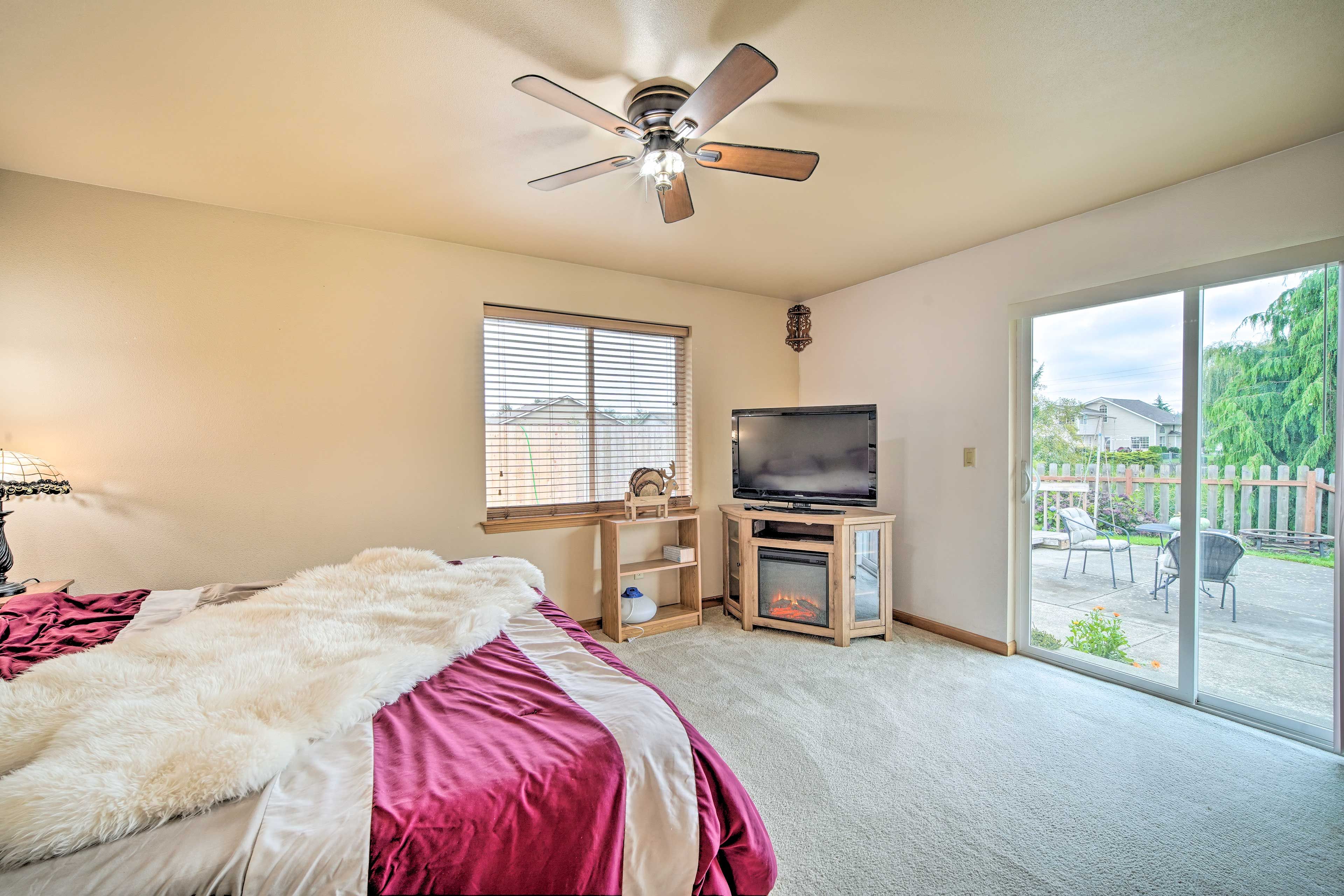 Bedroom Suite | Smart TV
