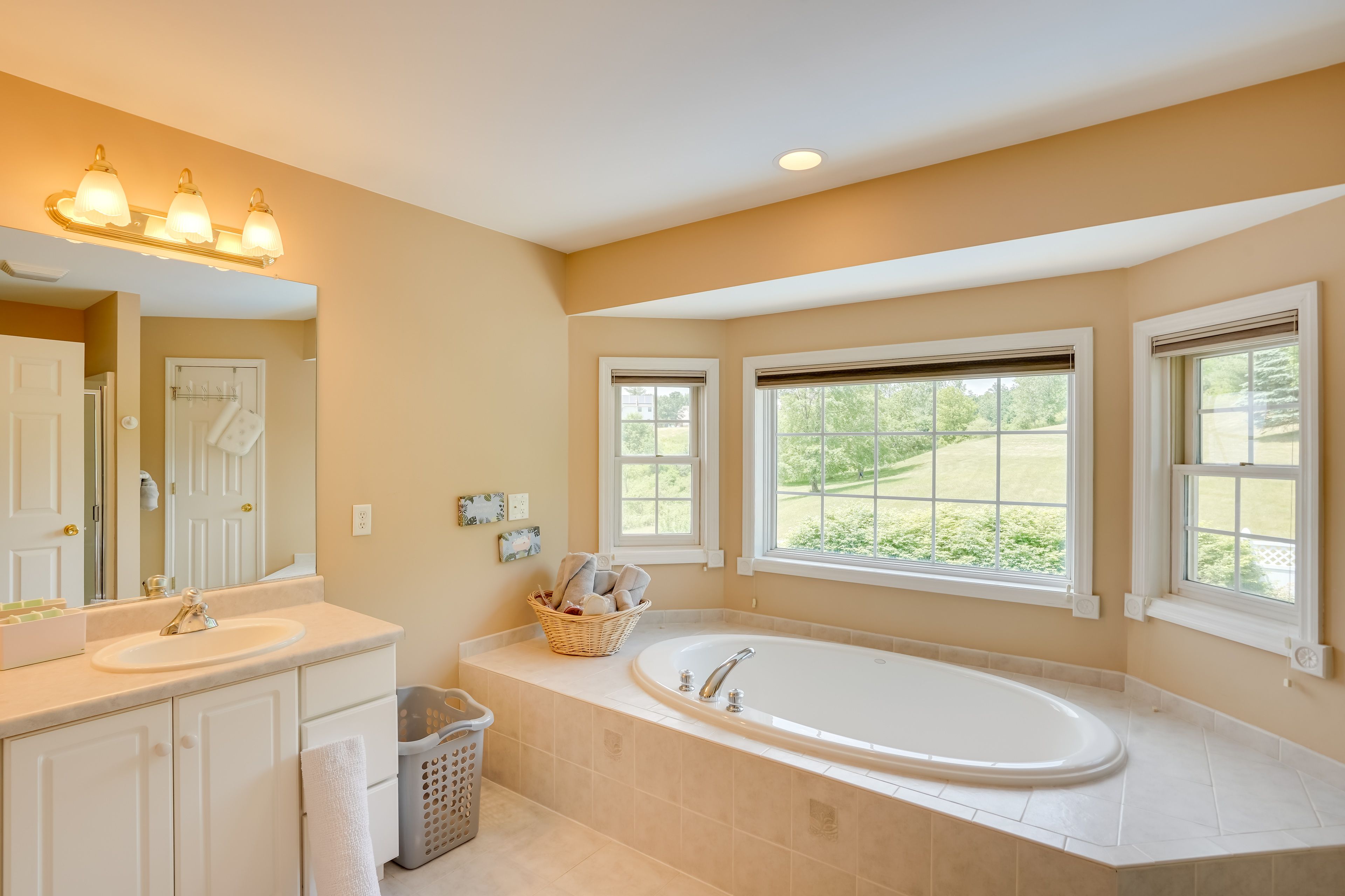 Full Bathroom | Towels Provided | Complimentary Toiletries