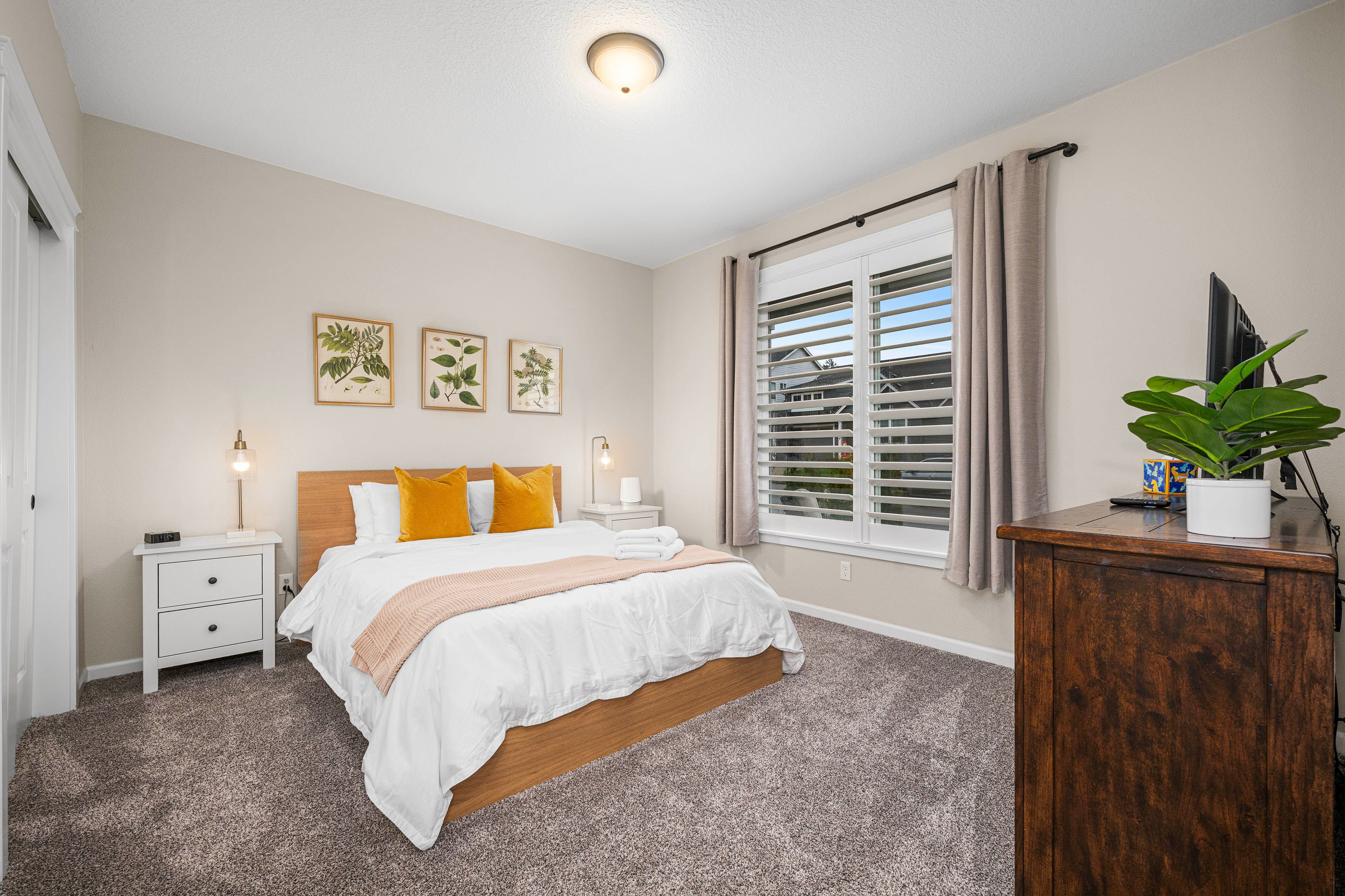 Bedroom 2 | Queen Bed