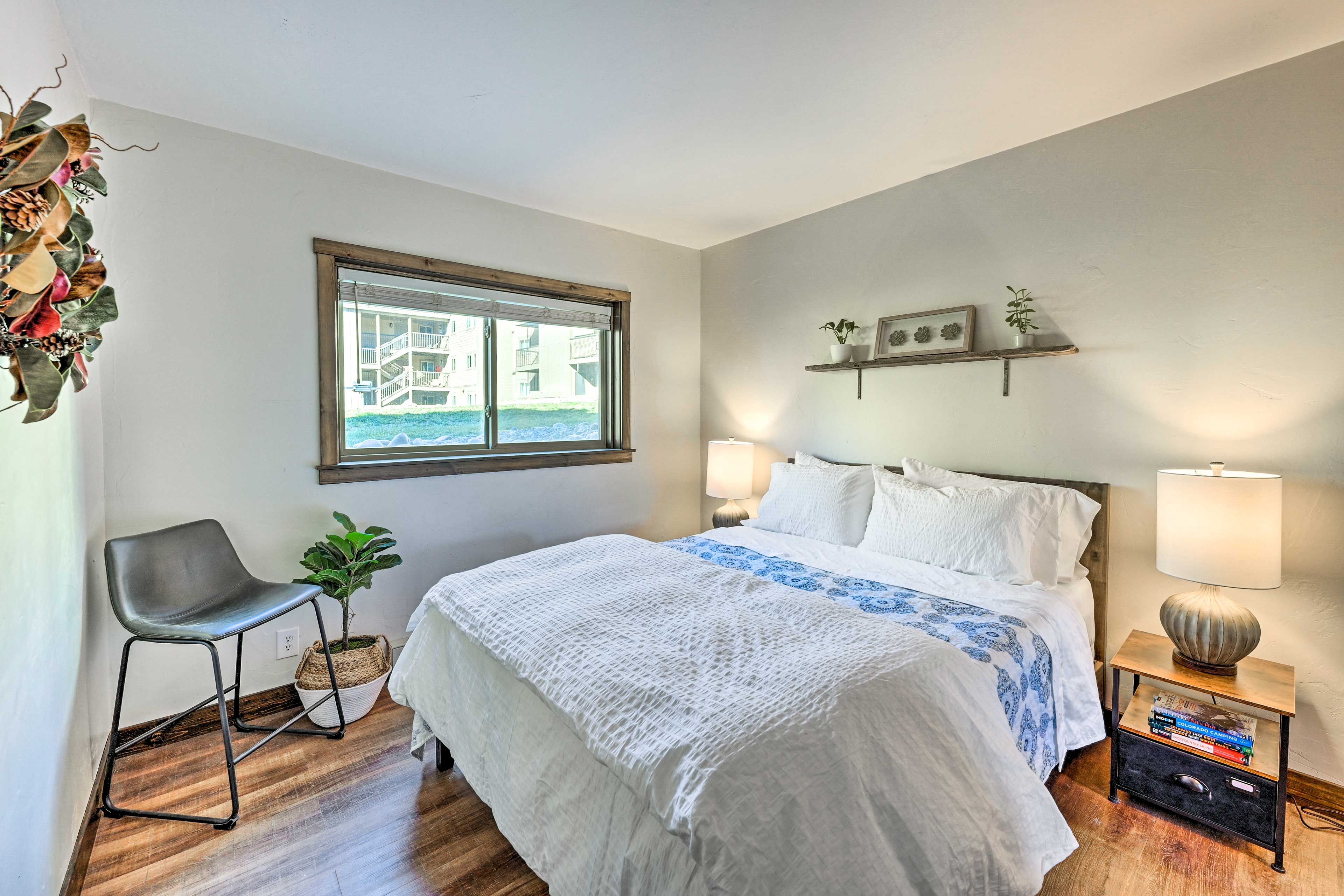 Bedroom 1 | Queen Bed