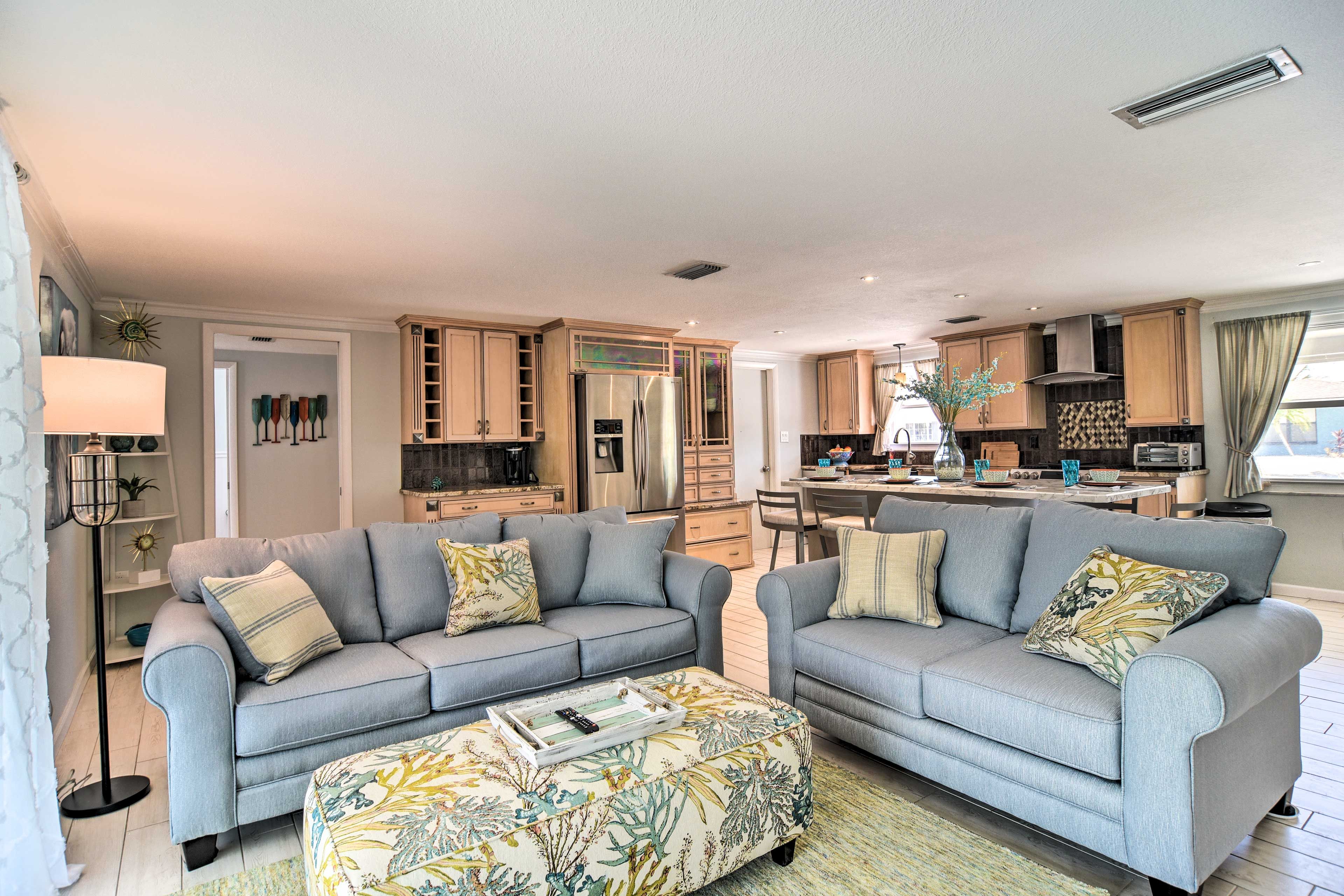 Living Room | Smart TV w/ Cable | Access to Back Porch/Lanai