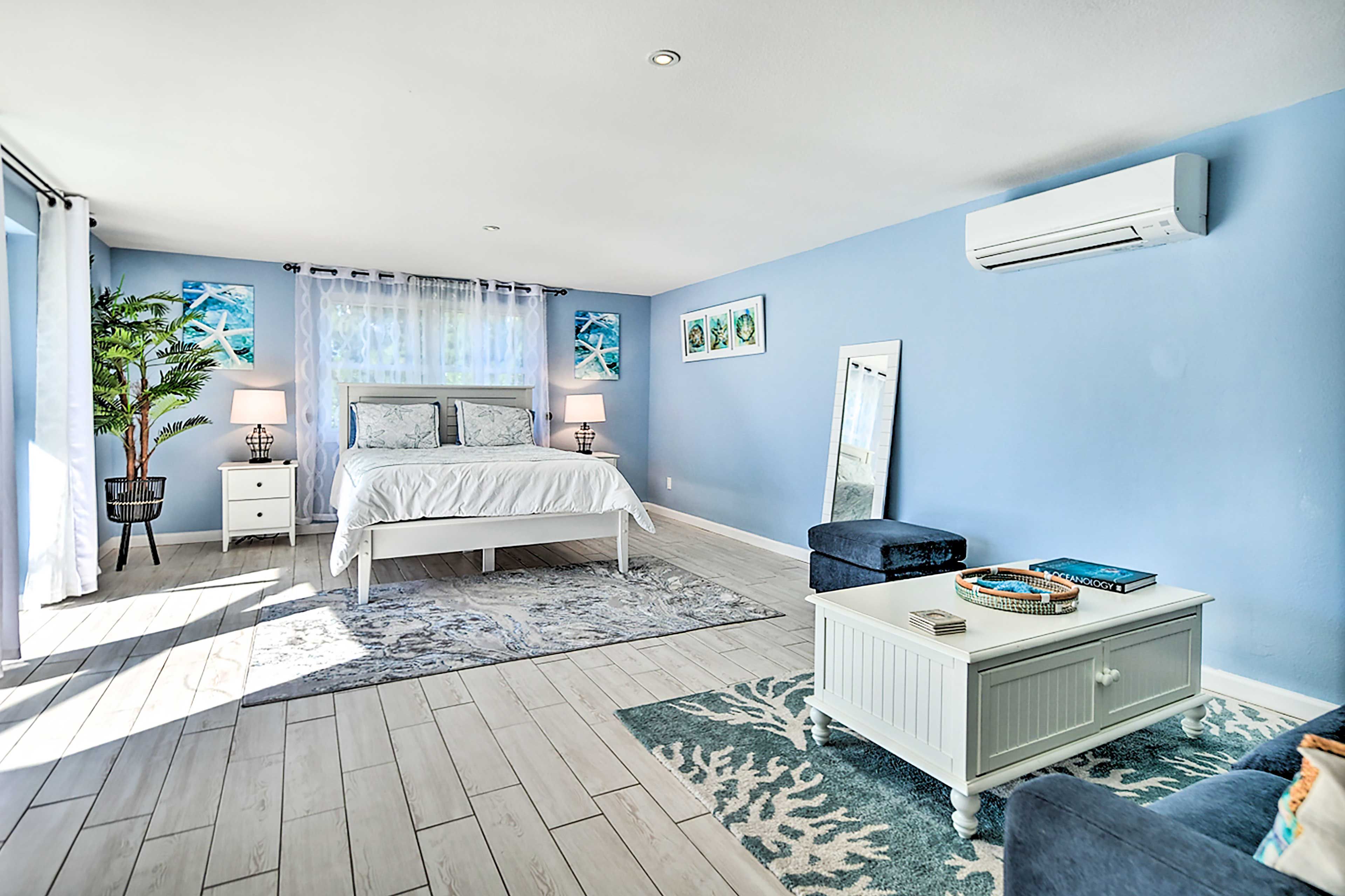 Bedroom 1 (Sun, Sand and Surf) | Queen Bed | Main Floor | No Stairs Required