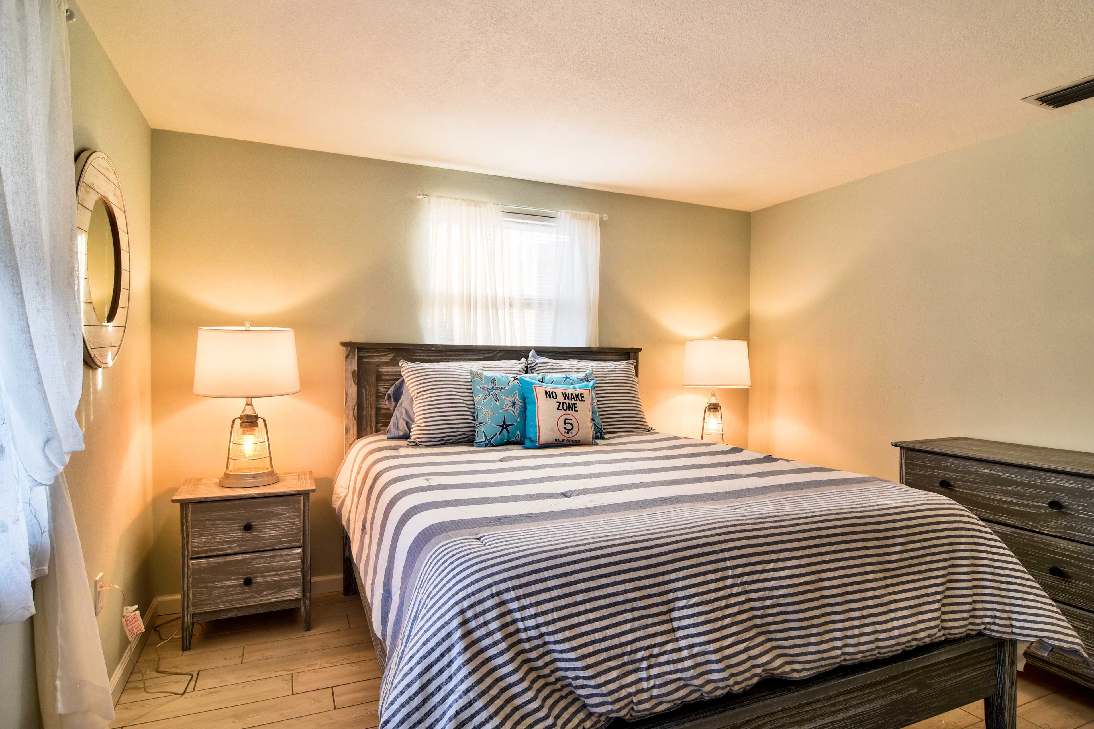 Bedroom 3 (Nautical Room) | Queen Bed | Smart TV w/ Cable