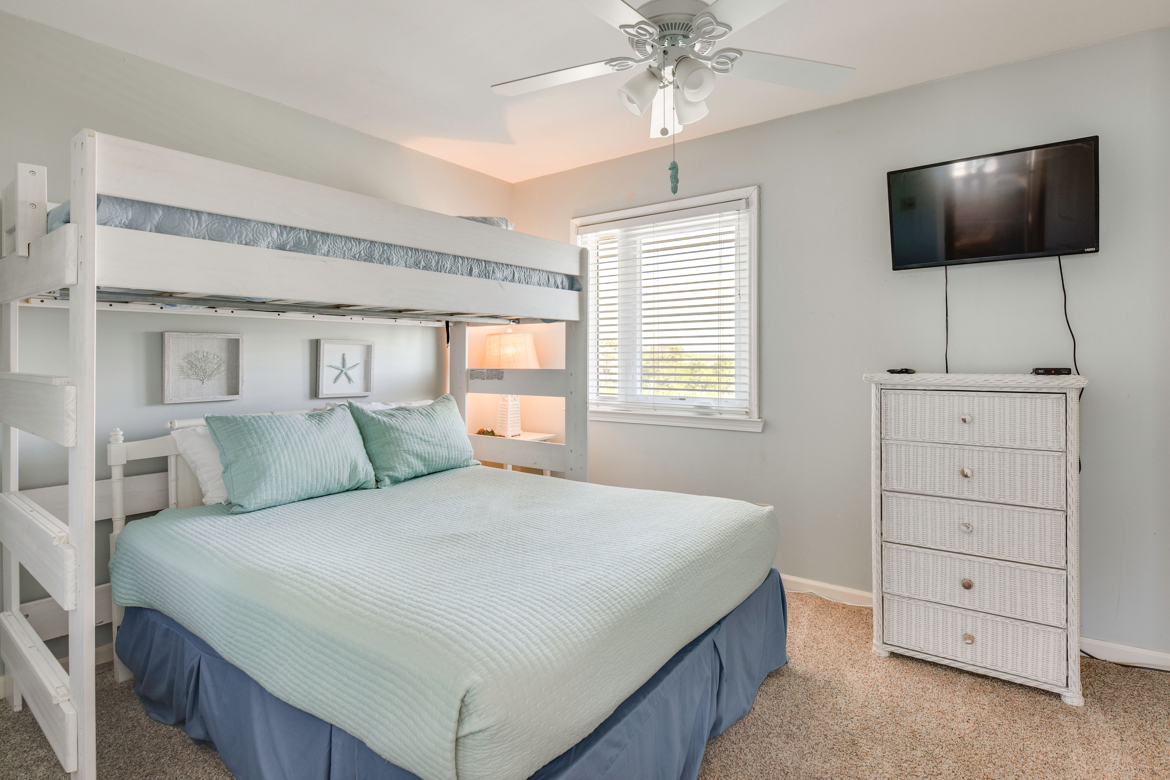 Bedroom 2 | Queen Bed | Twin Bed