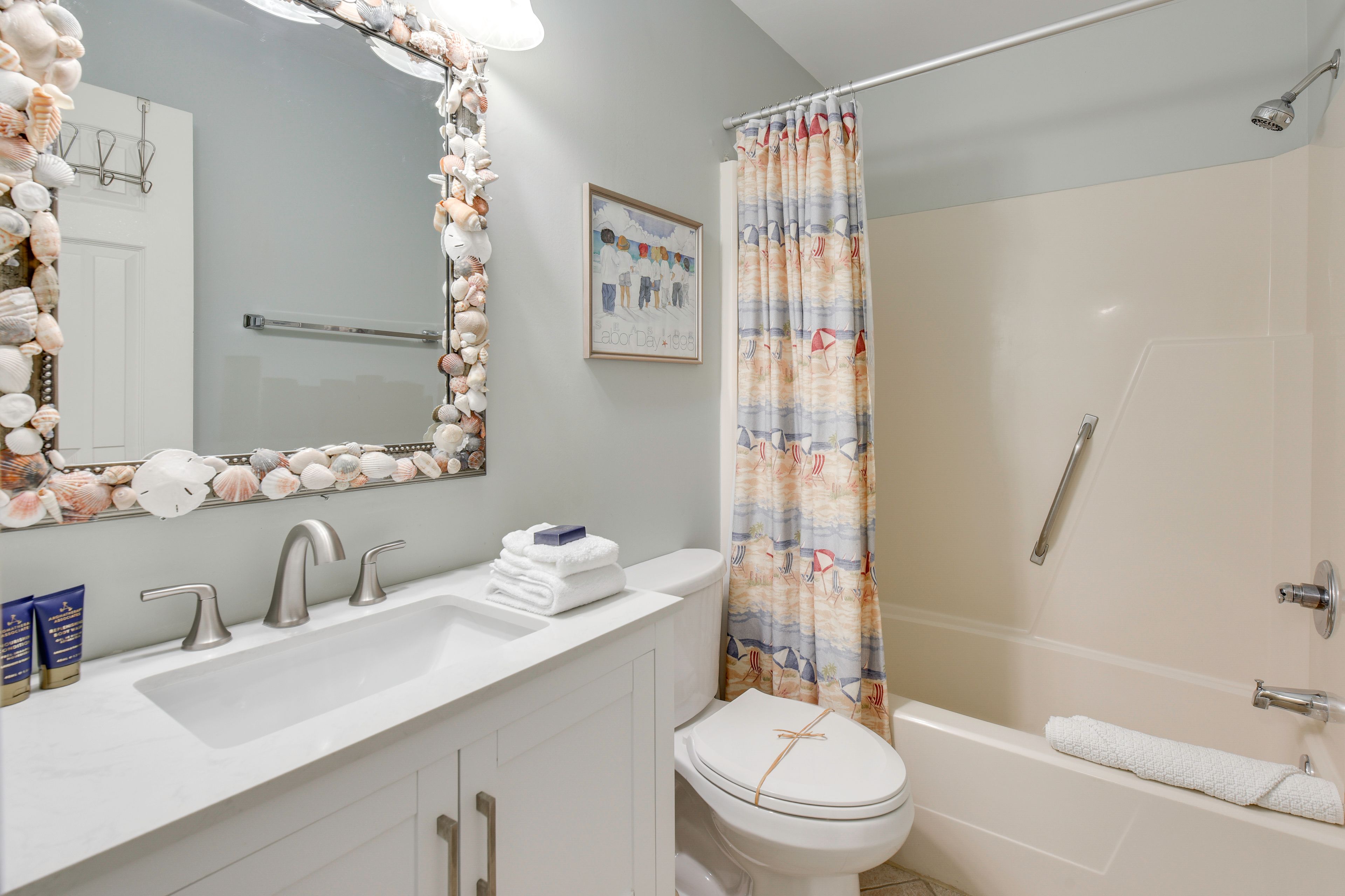 Full Bathroom | Towels Provided