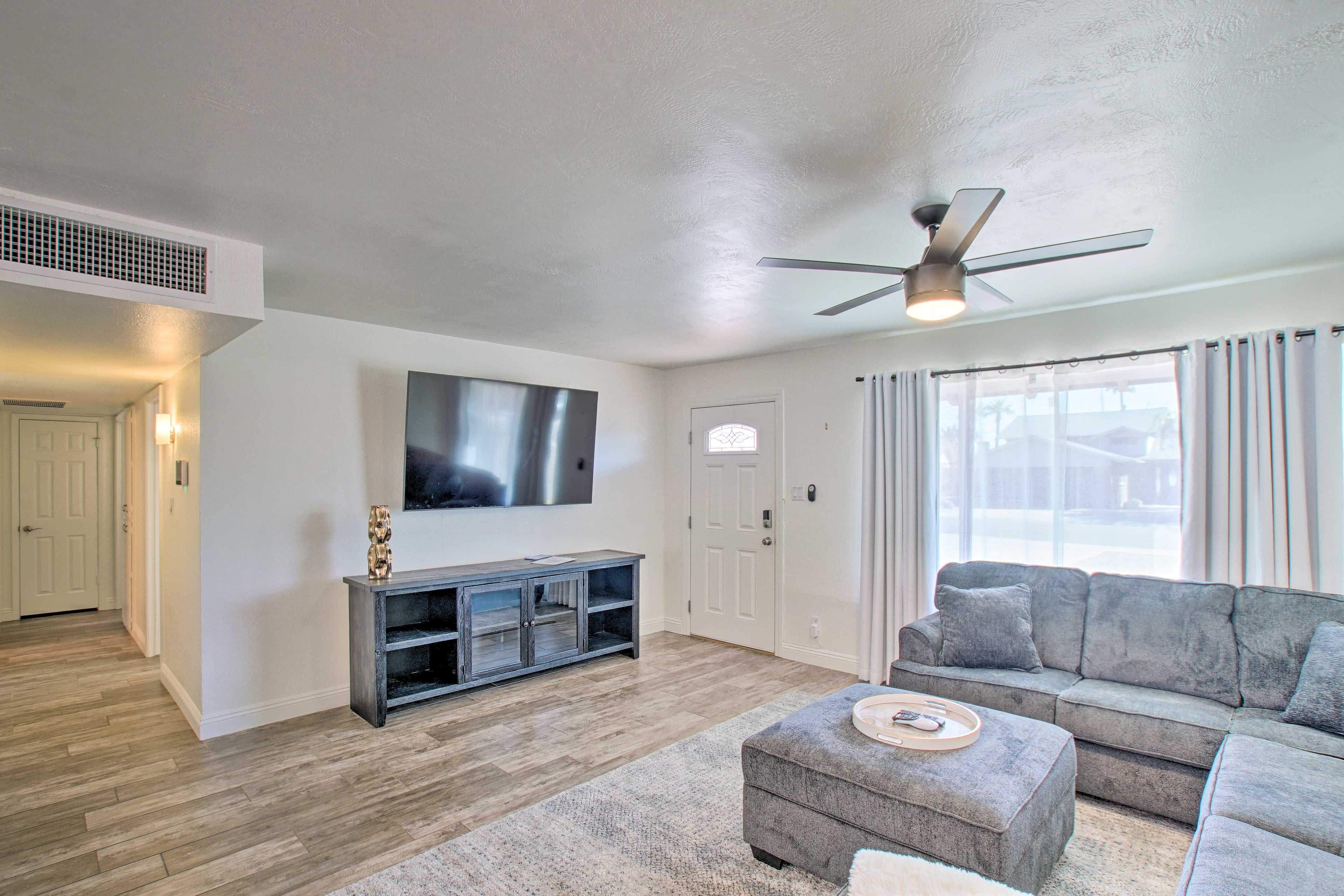 Living Room | 70" Smart TV w/ DirecTV