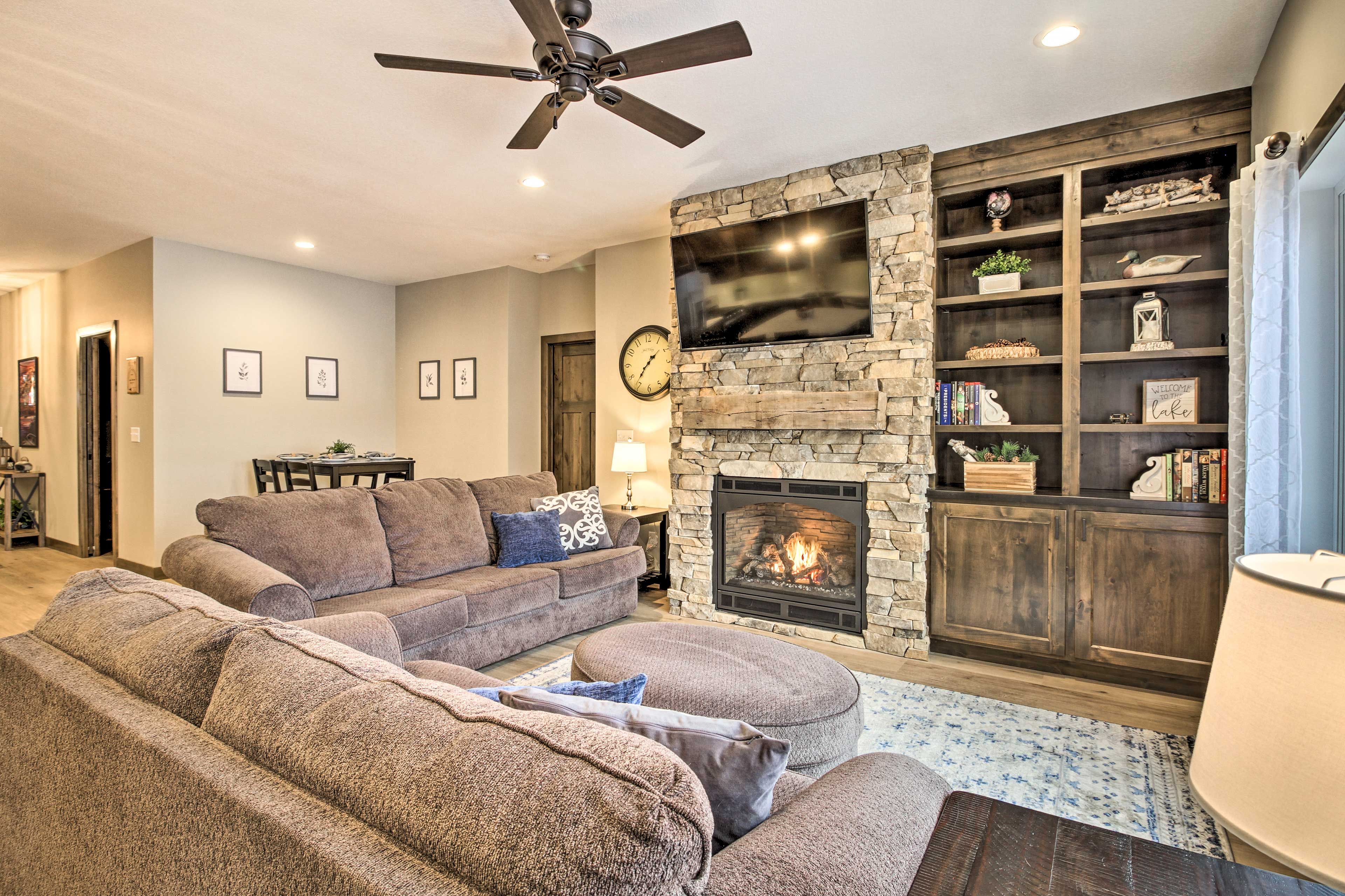 Living Area | Main Level | Smart TV | Internet Access | Air Conditioning/Heating