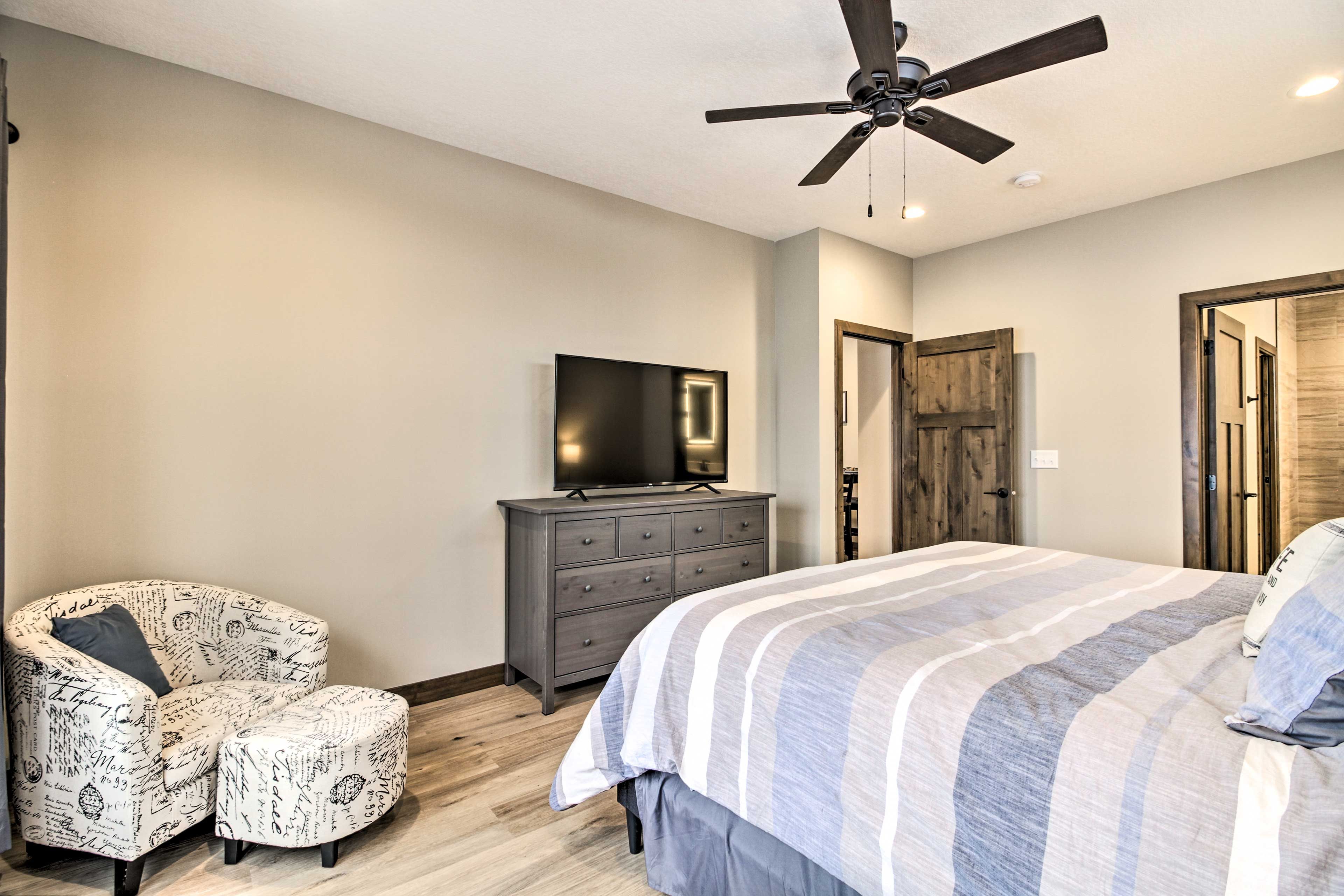 Bedroom 1 | Smart TV | Walk-in Closet | En-Suite Bathroom